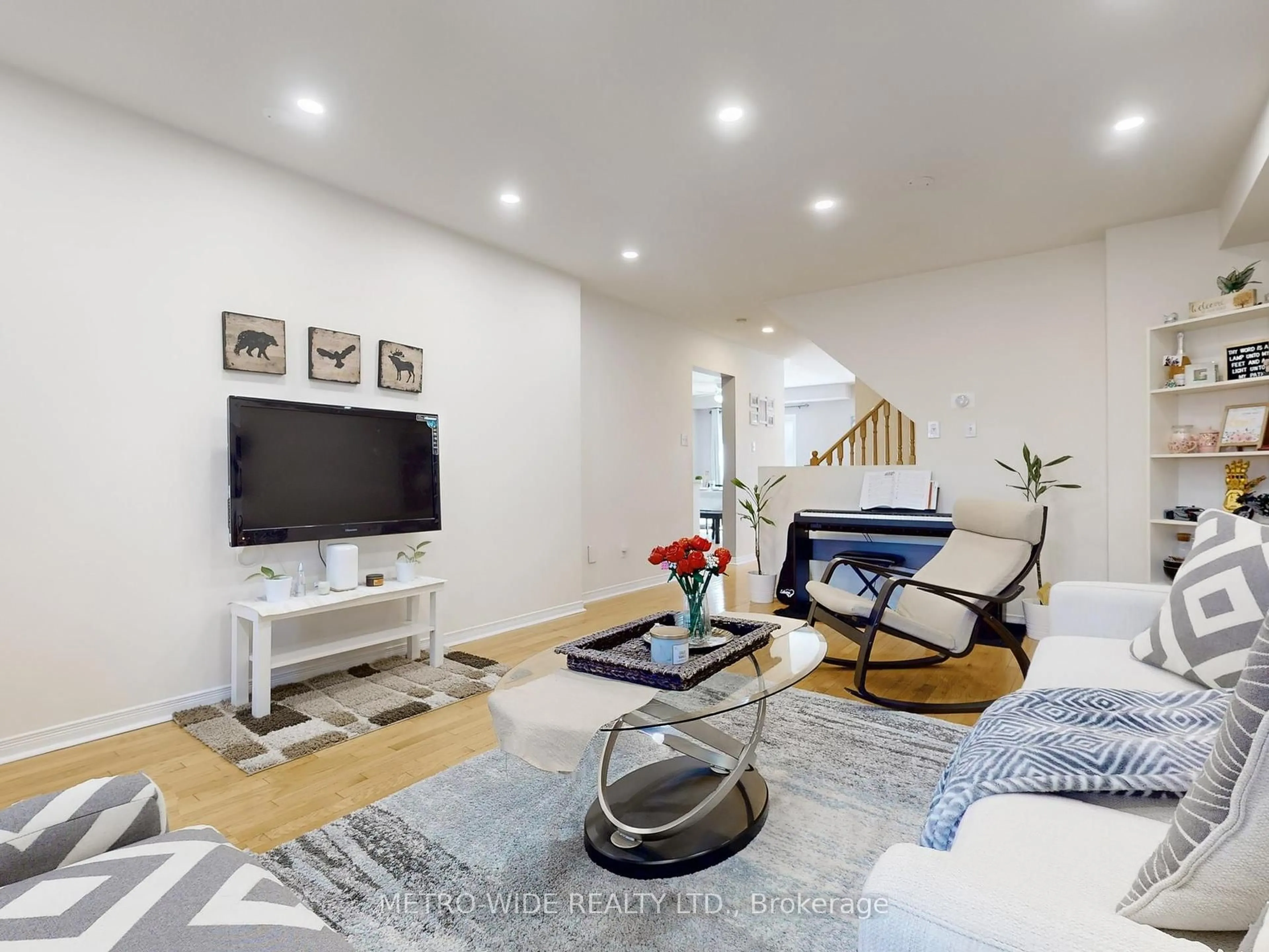Living room with furniture, unknown for 41 Glasgow Cres, Georgina Ontario L4P 4B3