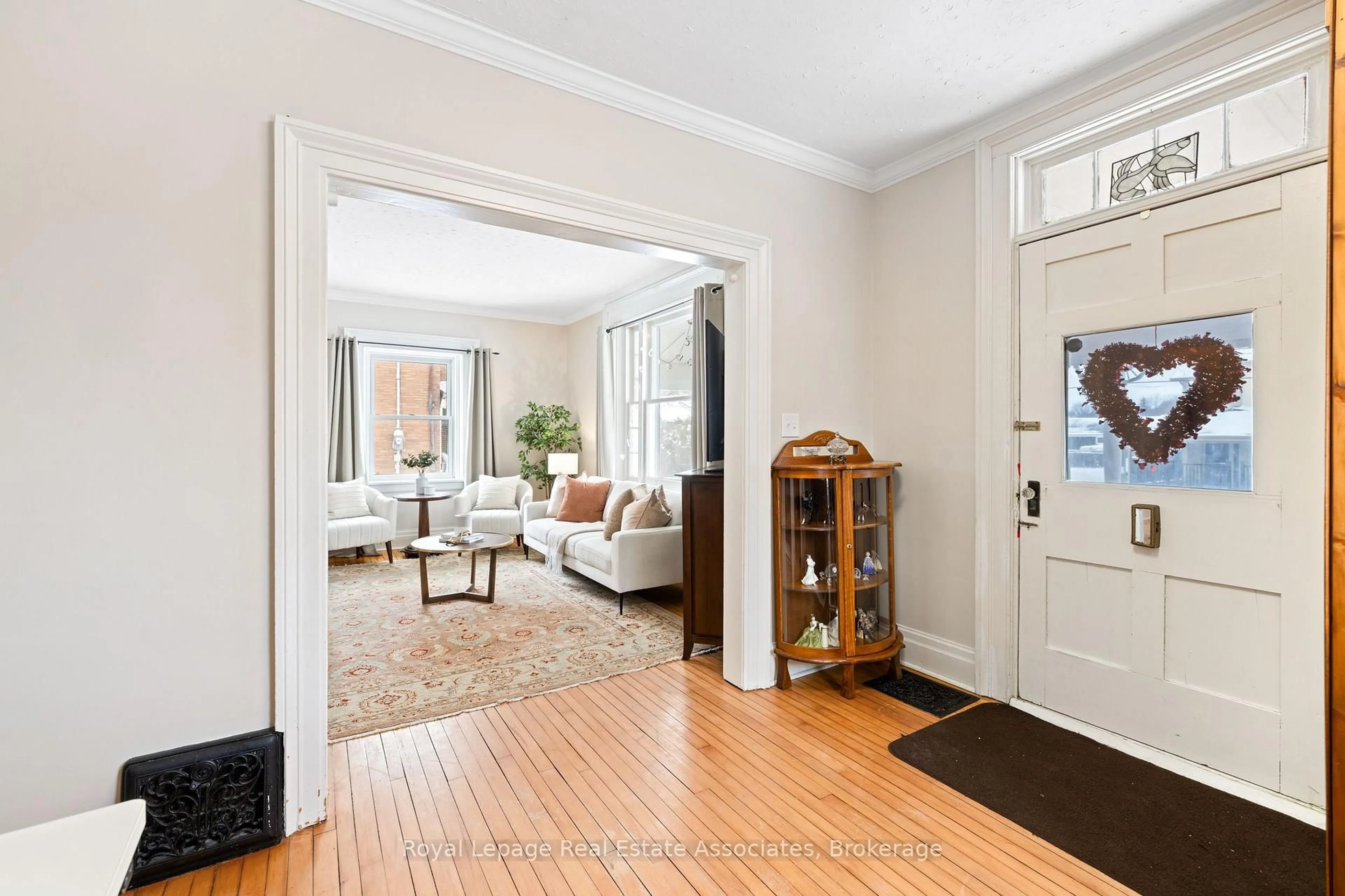 Indoor entryway for 1379 Killarney Beach Rd, Innisfil Ontario L0L 1W0