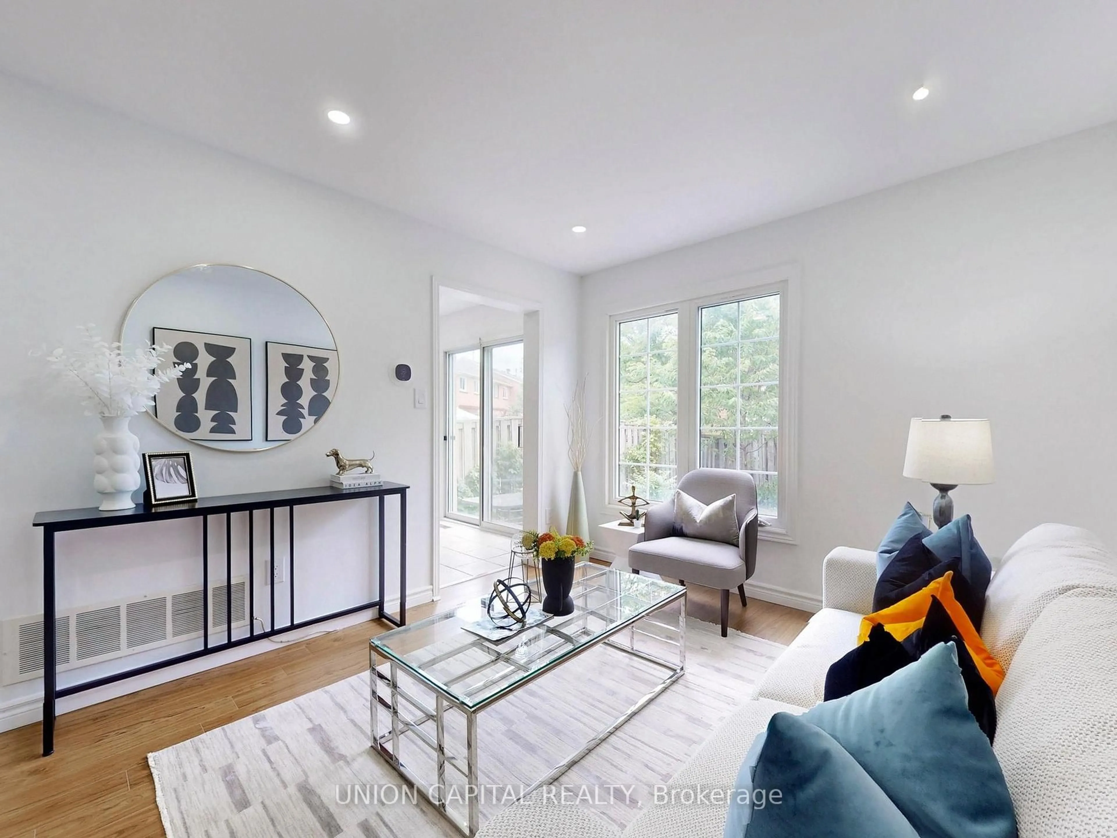 Living room with furniture, unknown for 86 Oldhill St, Richmond Hill Ontario L4C 9V1