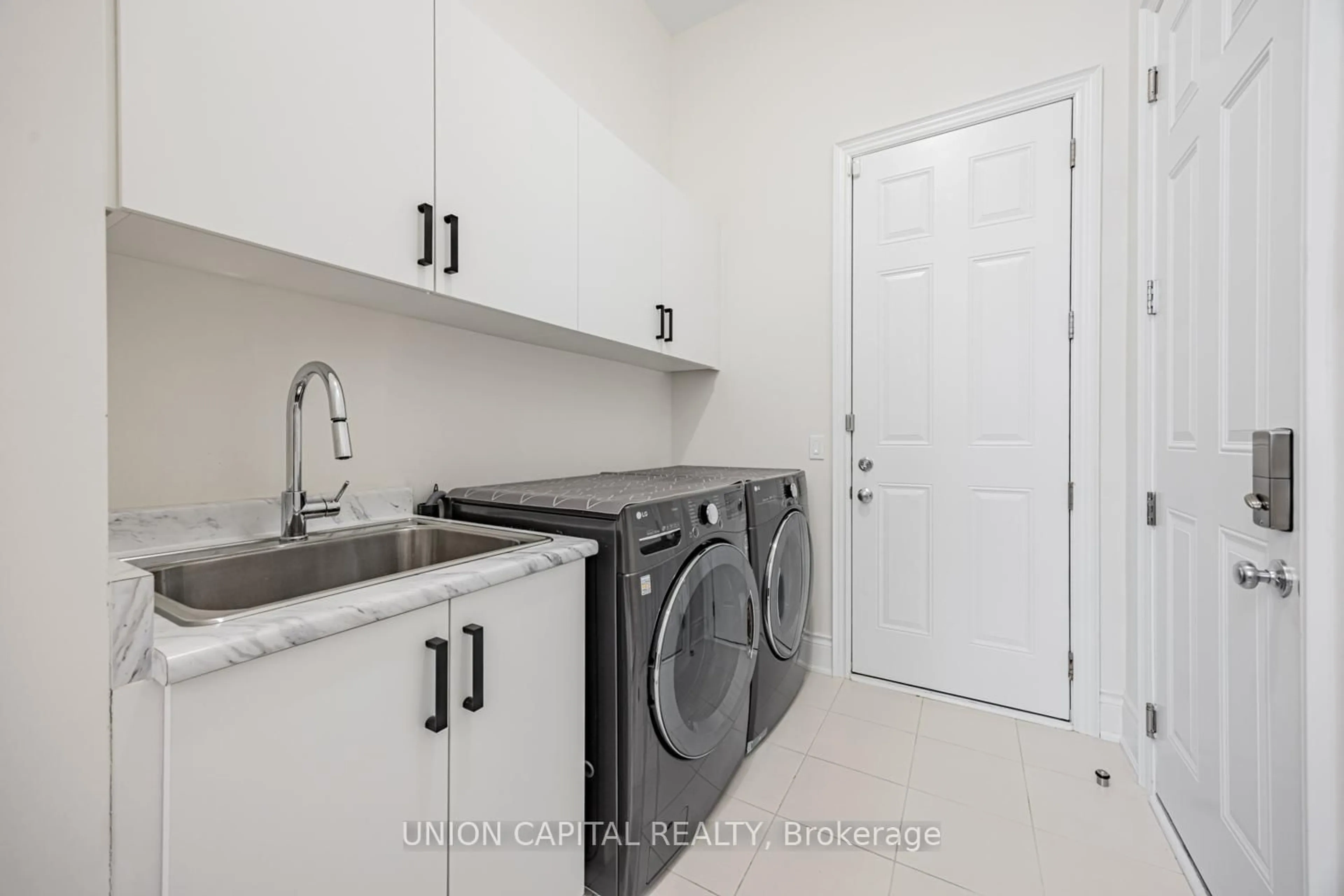 Laundry room for 8 Drizzel Cres, Richmond Hill Ontario L4E 1G7