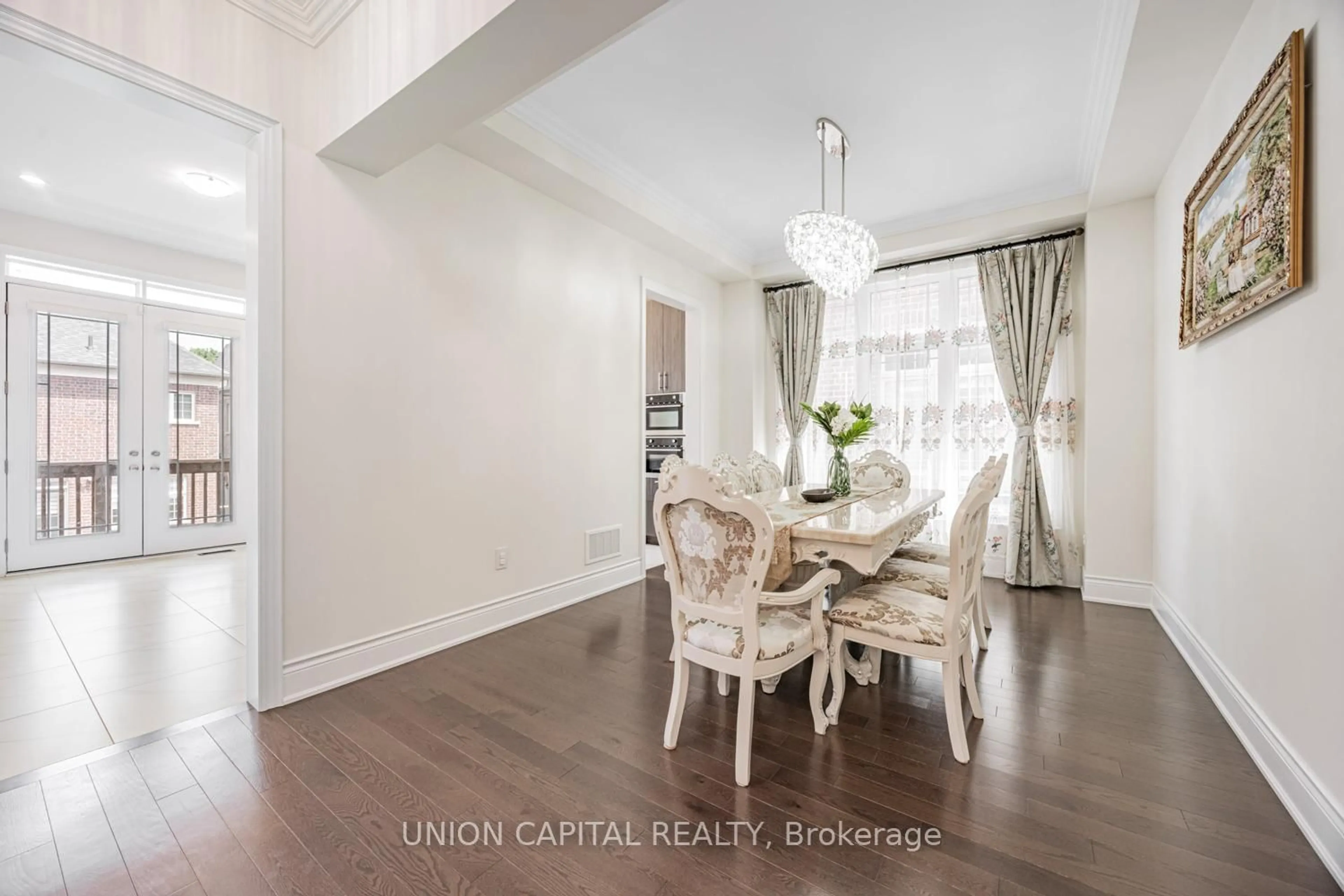 Dining room, wood/laminate floor for 8 Drizzel Cres, Richmond Hill Ontario L4E 1G7