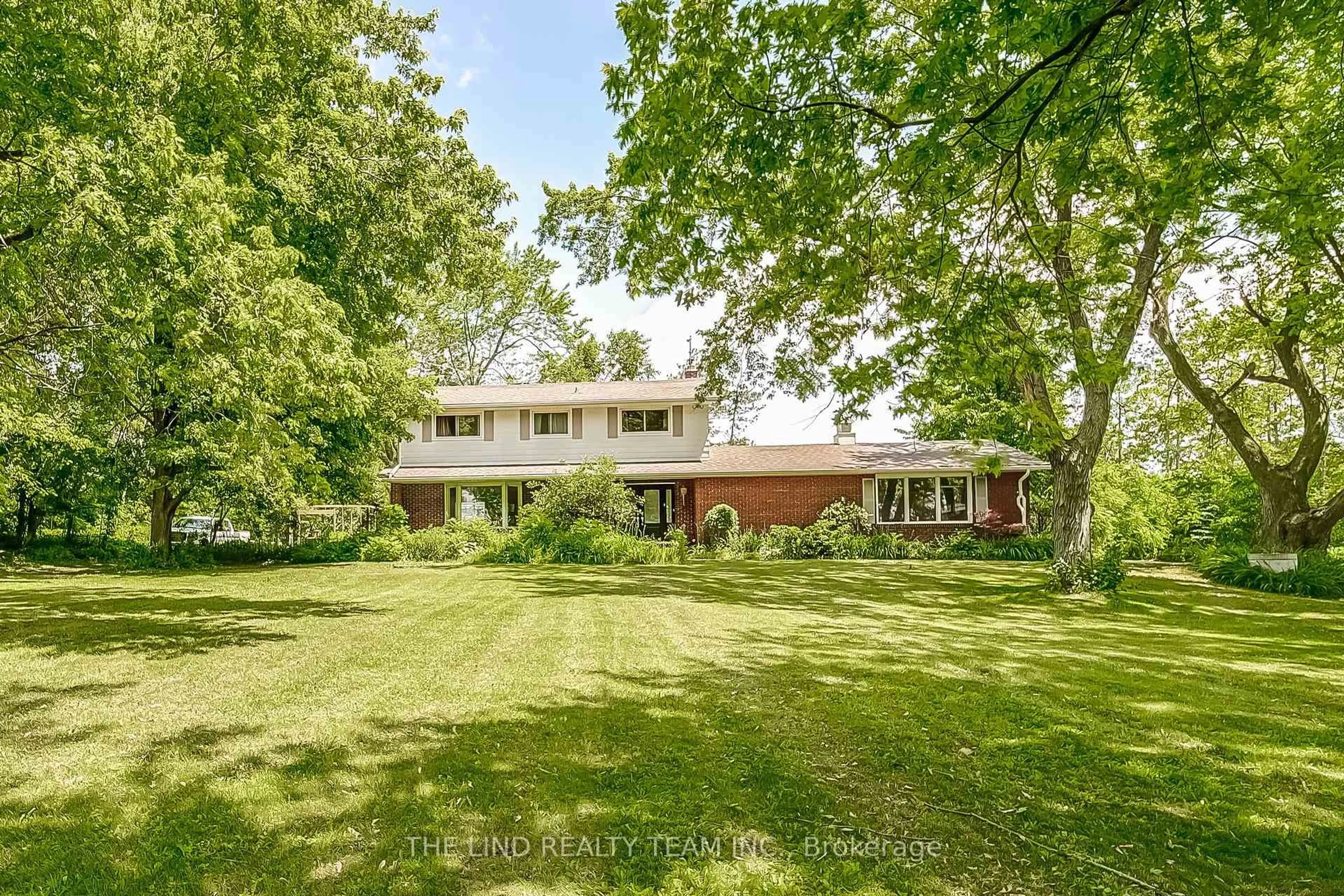 A pic from outside/outdoor area/front of a property/back of a property/a pic from drone, street for 15809 Dufferin St, King Ontario L7B 1K5