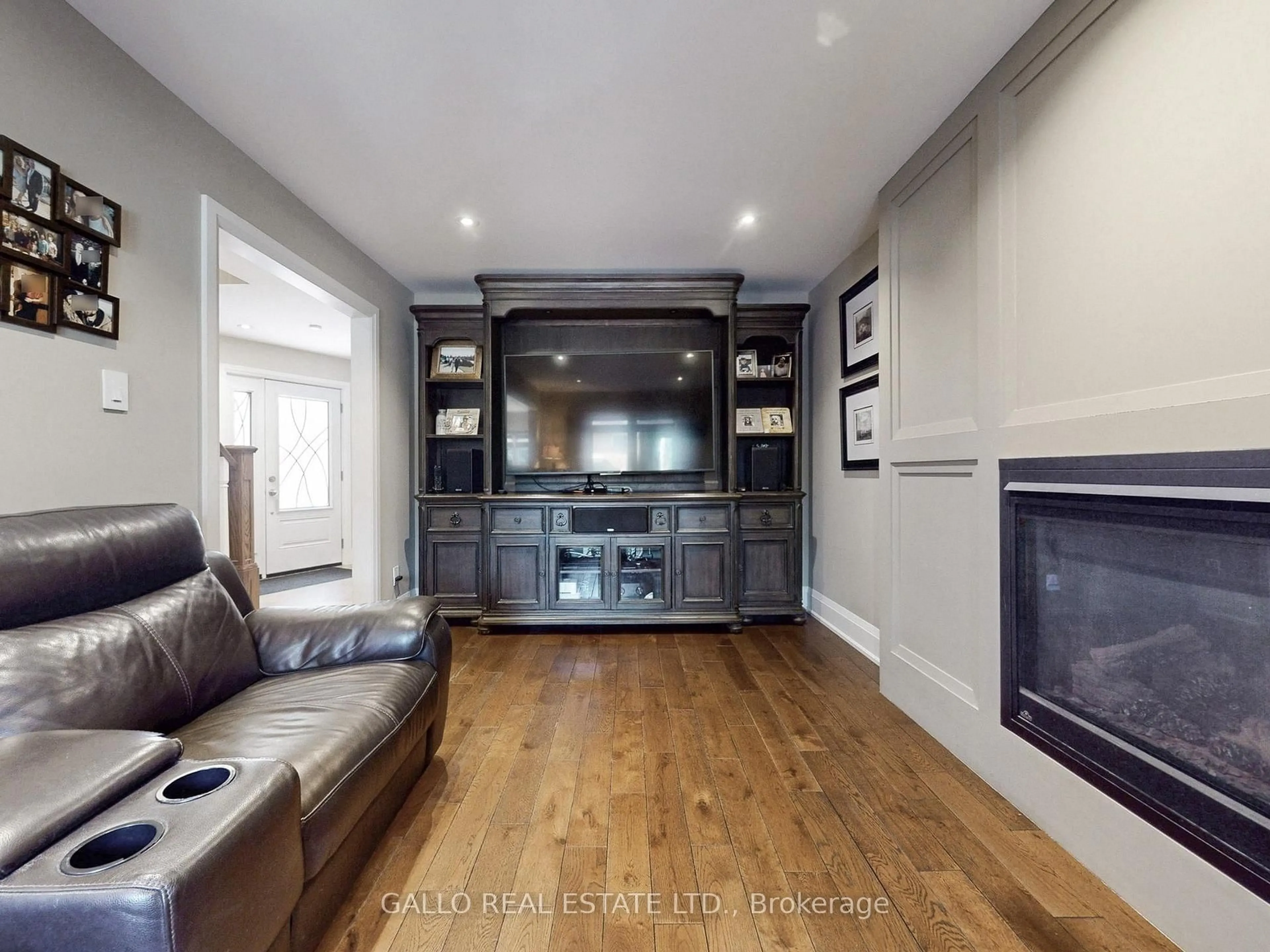 Living room with furniture, wood/laminate floor for 45 Timbermill Cres, Markham Ontario L3P 6W8