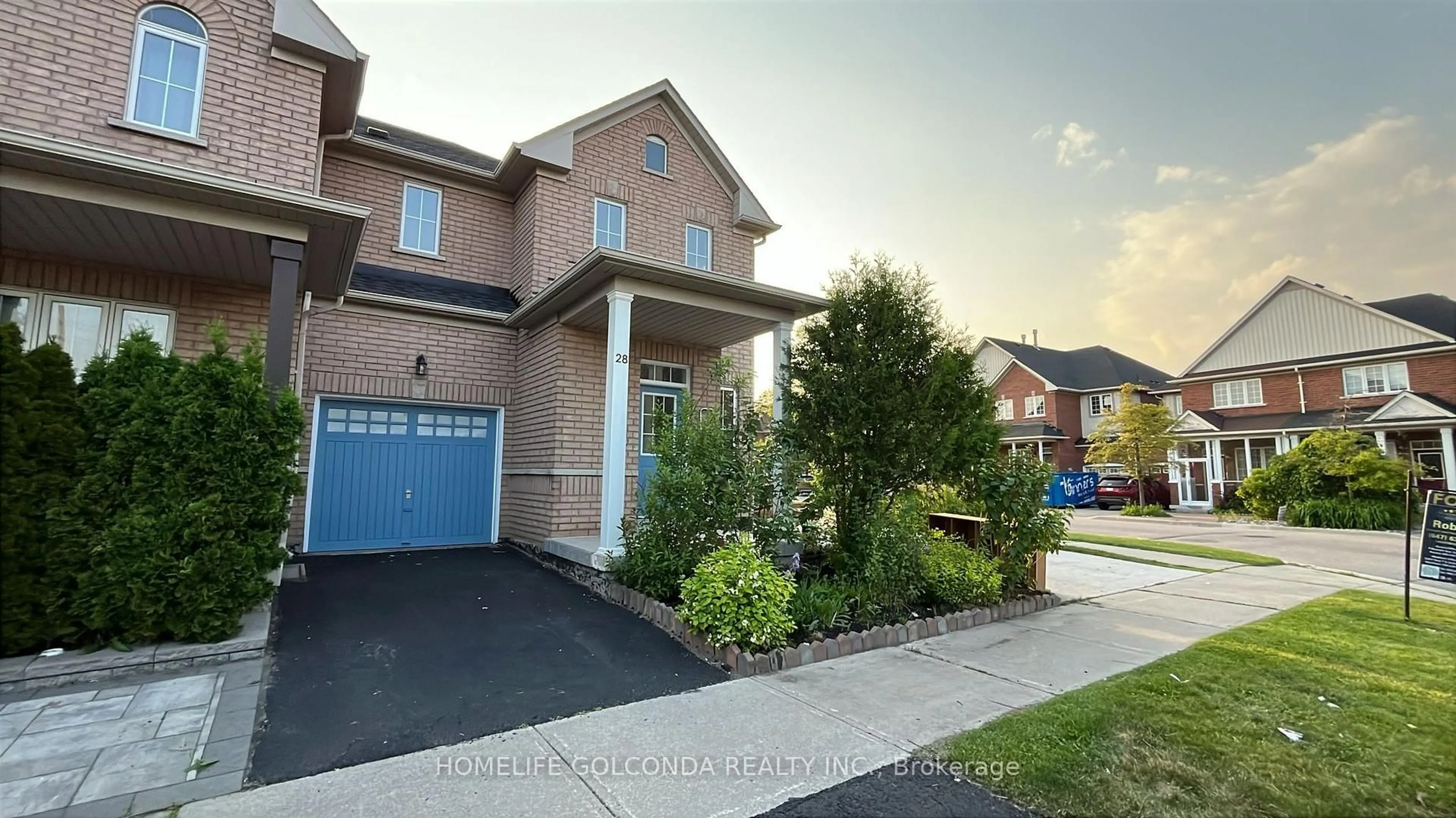 A pic from outside/outdoor area/front of a property/back of a property/a pic from drone, street for 28 Barnwood Dr, Richmond Hill Ontario L4E 5A3