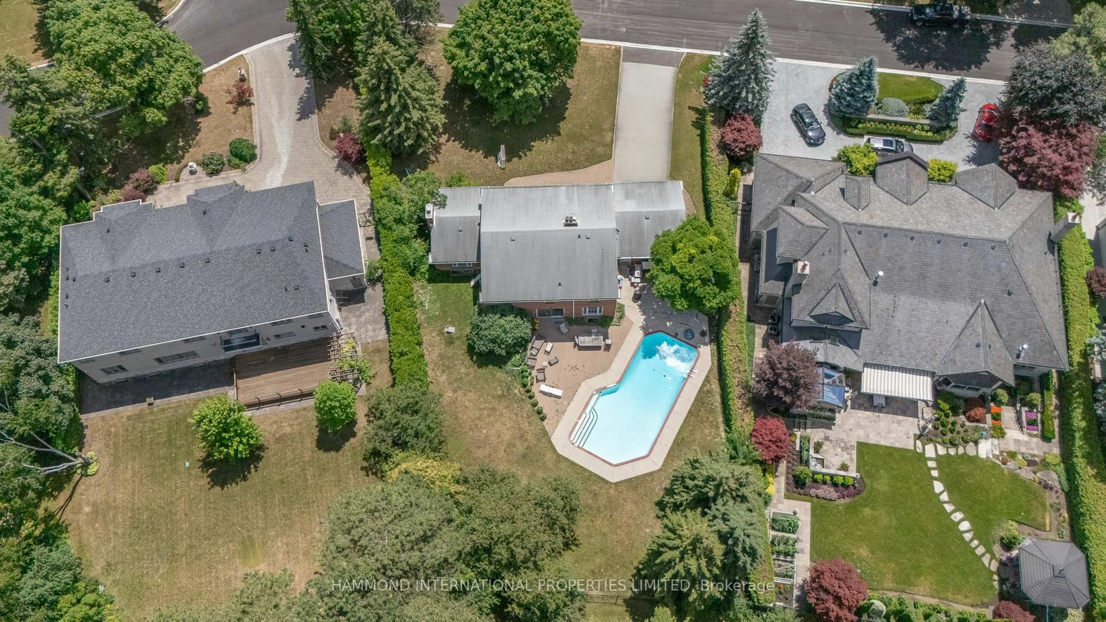 A pic from outside/outdoor area/front of a property/back of a property/a pic from drone, street for 73 Fairway Heights Dr, Markham Ontario L3T 3A7