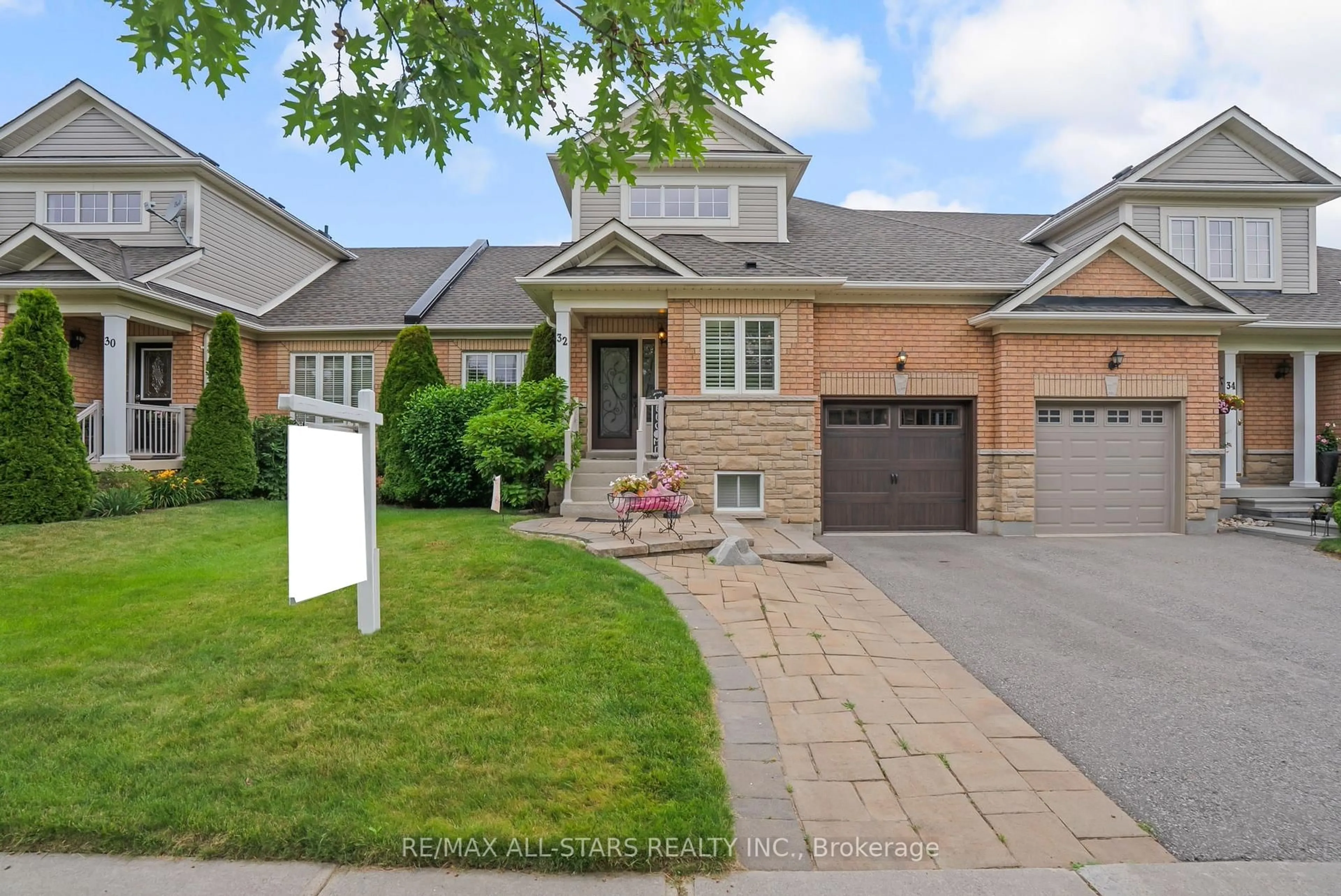 Home with brick exterior material, street for 32 Meadows End Cres, Uxbridge Ontario L9P 0A5