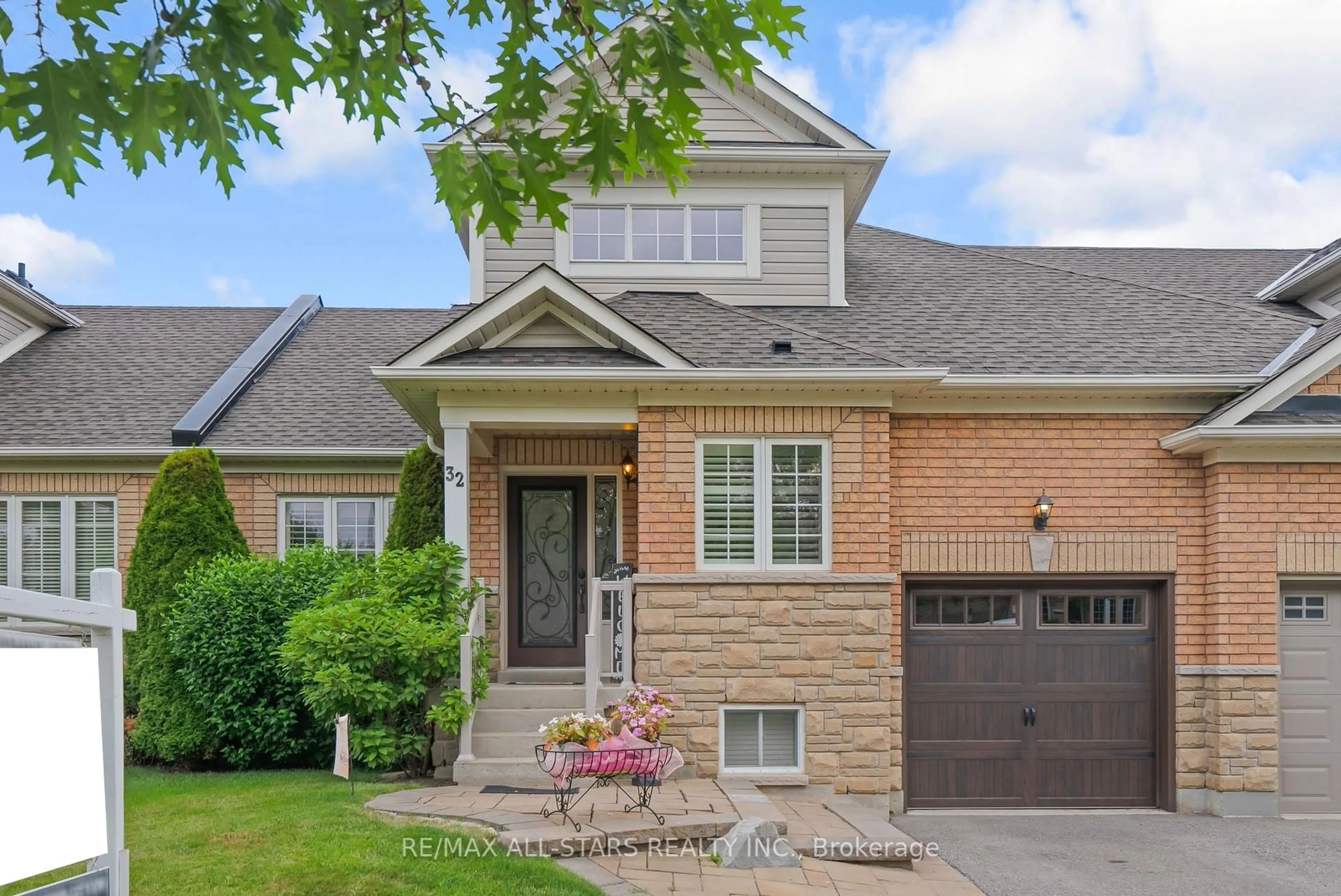 Home with brick exterior material, street for 32 Meadows End Cres, Uxbridge Ontario L9P 0A5