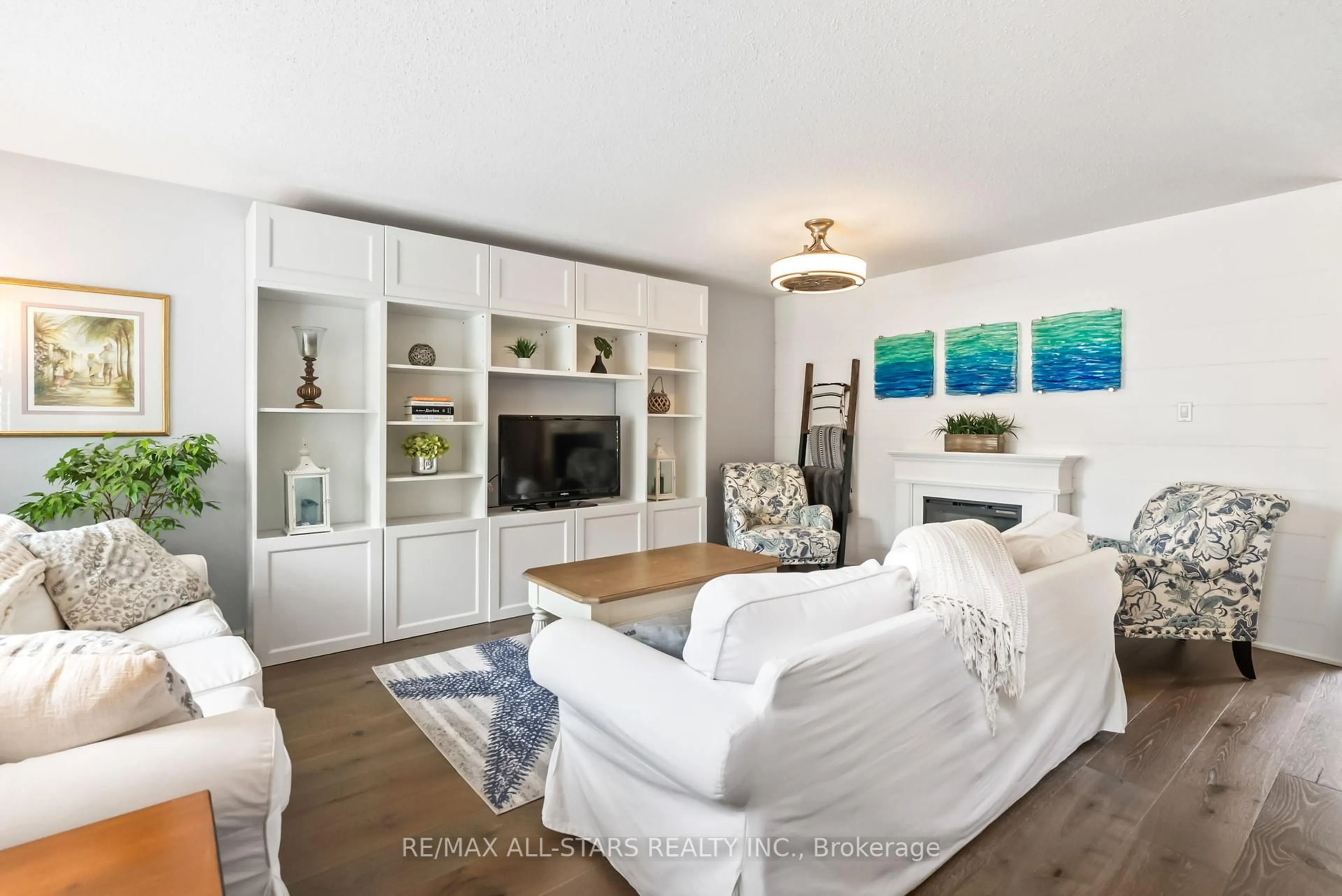 Living room with furniture, wood/laminate floor for 32 Meadows End Cres, Uxbridge Ontario L9P 0A5