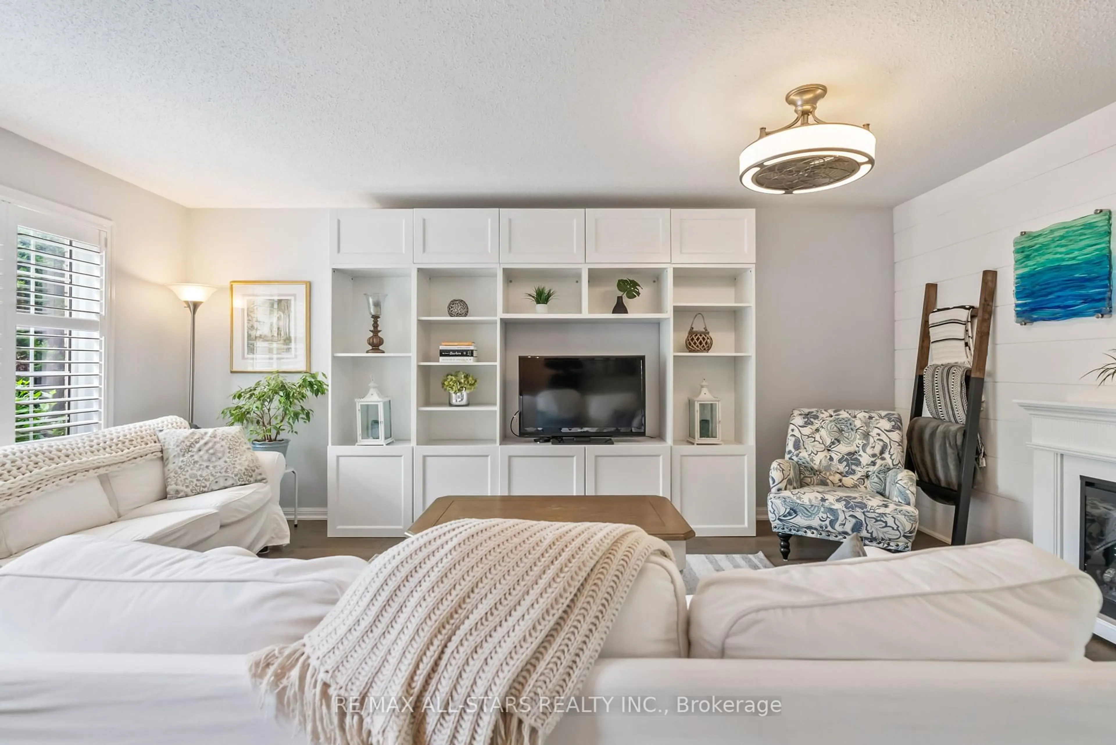 Living room with furniture, unknown for 32 Meadows End Cres, Uxbridge Ontario L9P 0A5