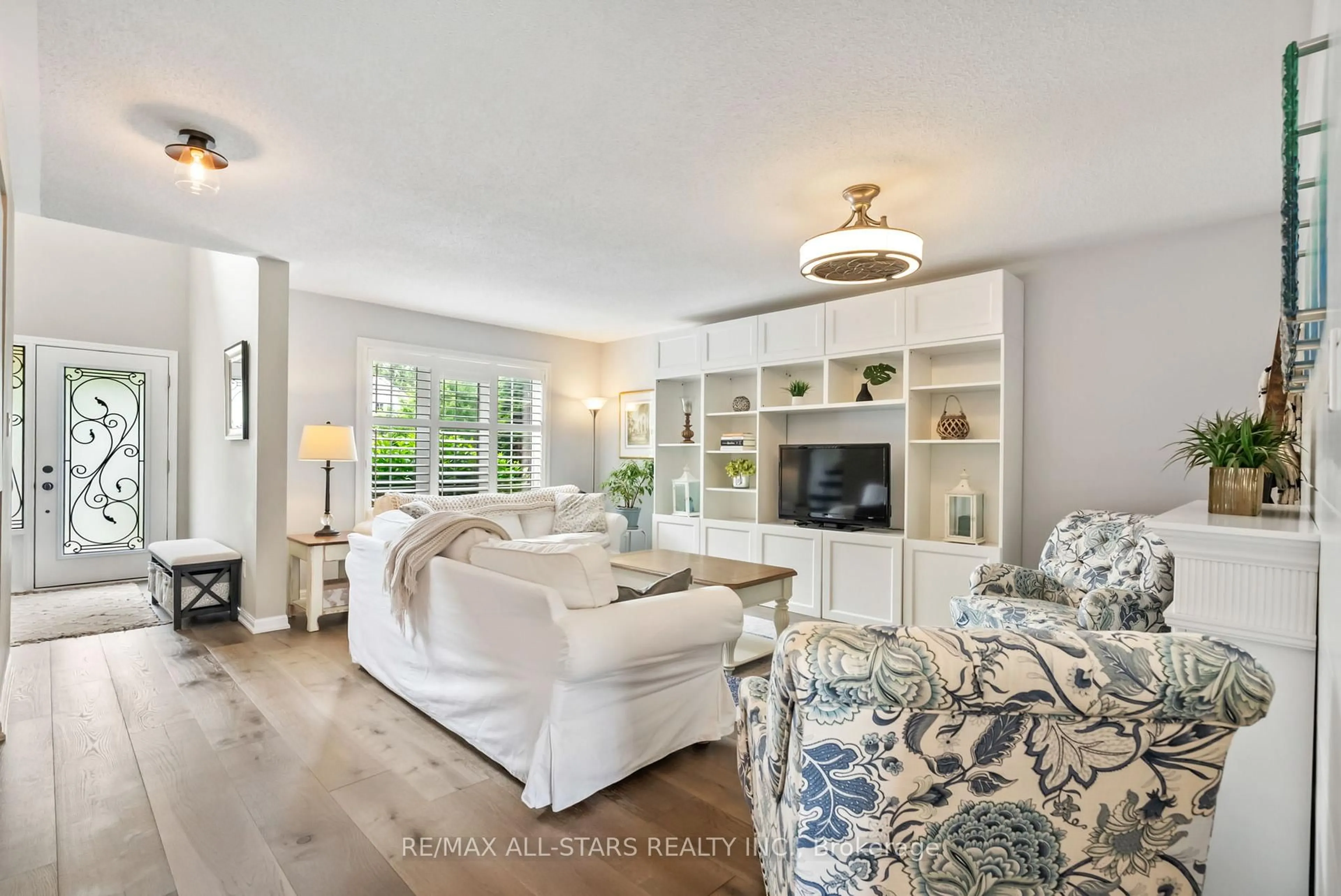 Living room with furniture, unknown for 32 Meadows End Cres, Uxbridge Ontario L9P 0A5