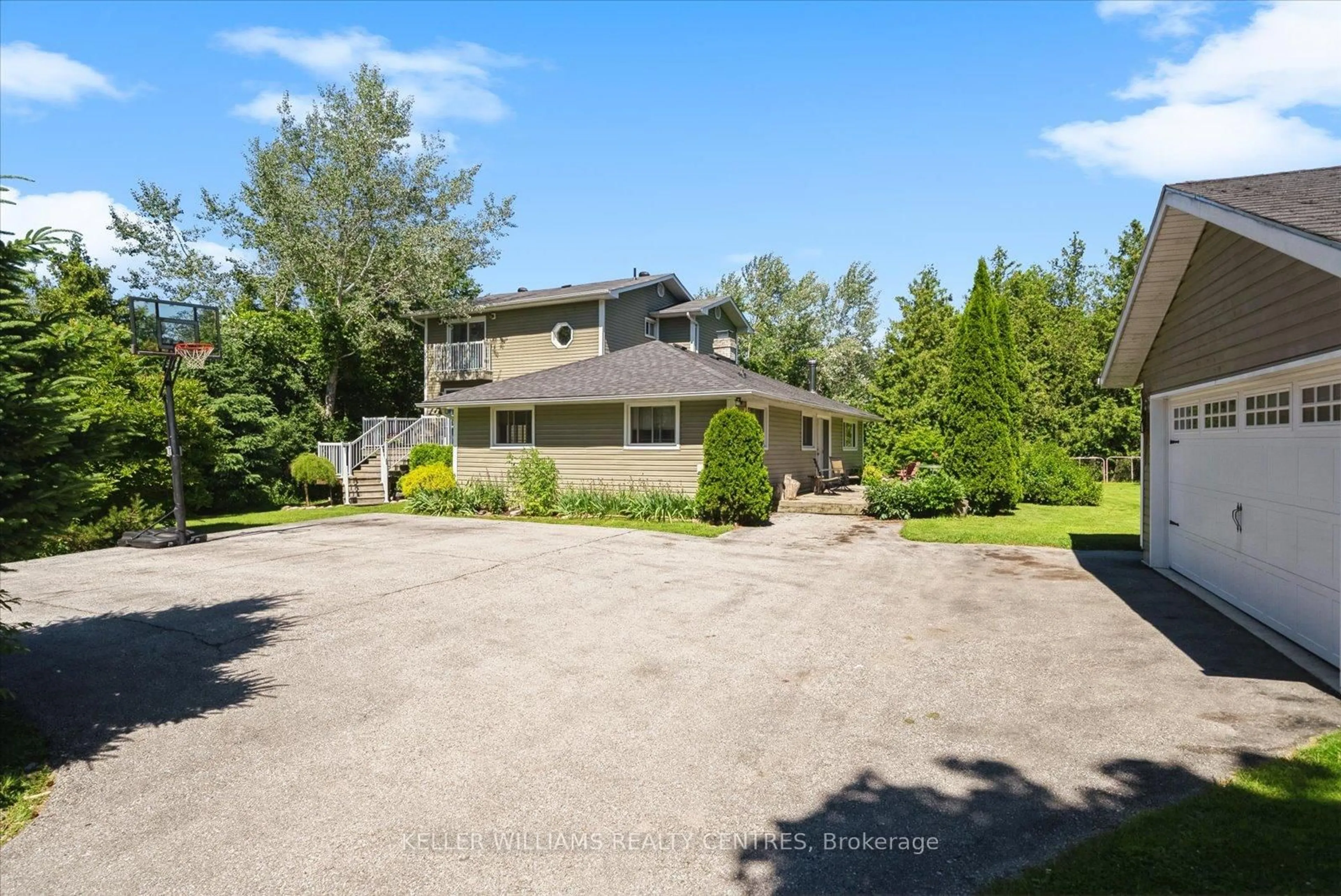 A pic from outside/outdoor area/front of a property/back of a property/a pic from drone, unknown for 623 Varney Rd, Georgina Ontario L4P 3E9