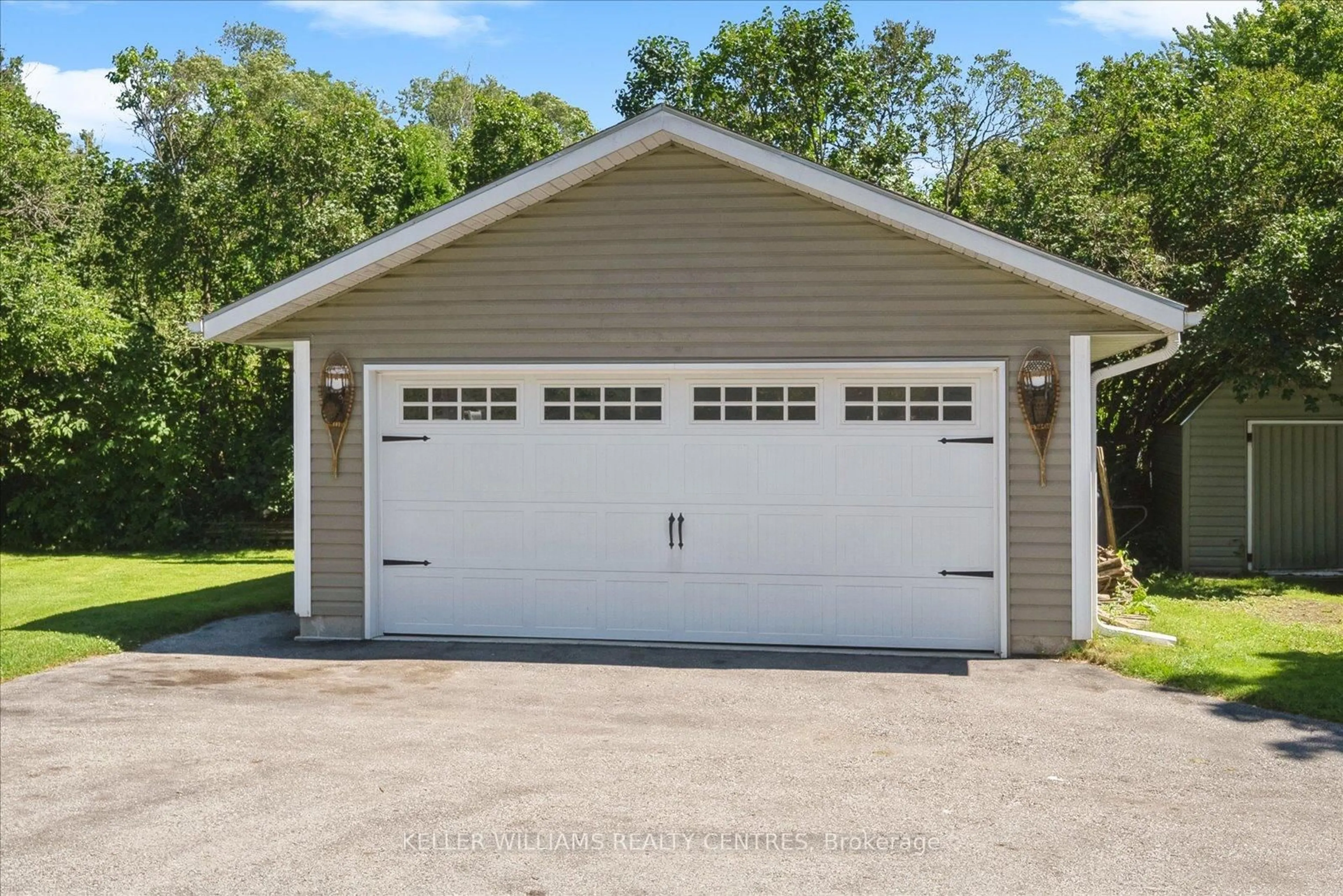Indoor garage for 623 Varney Rd, Georgina Ontario L4P 3E9