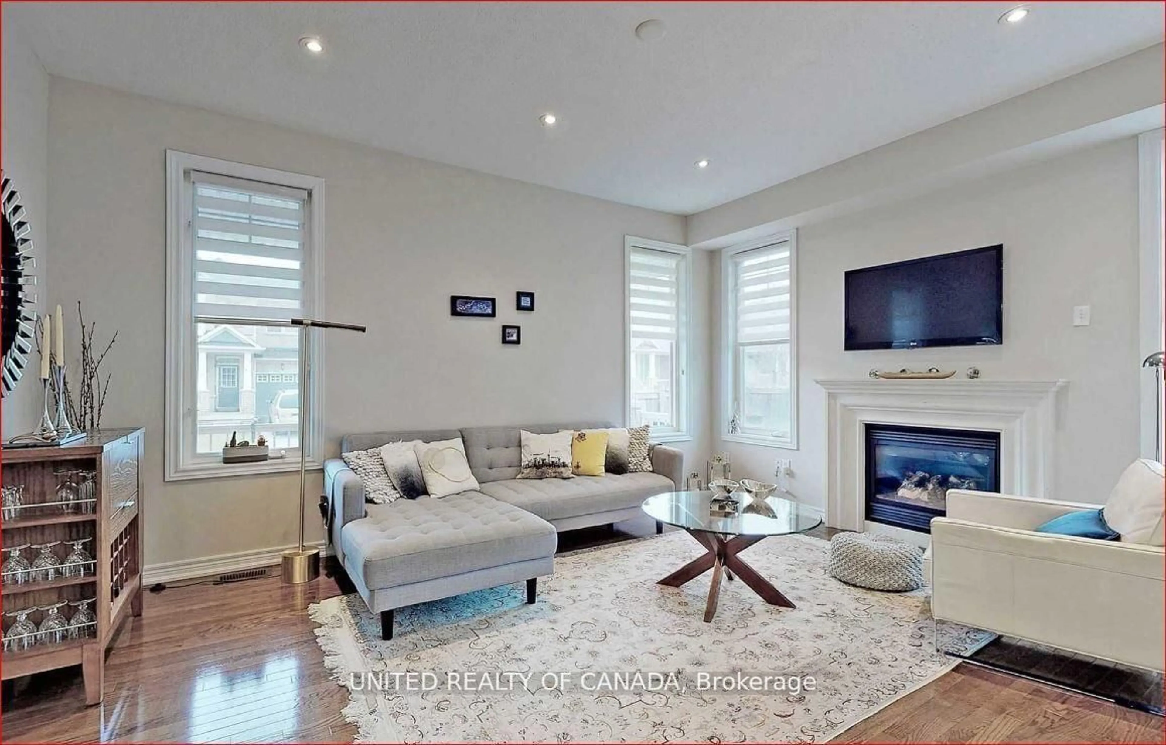 Living room with furniture, unknown for 2 Thistle Ave, Richmond Hill Ontario L4B 0C1