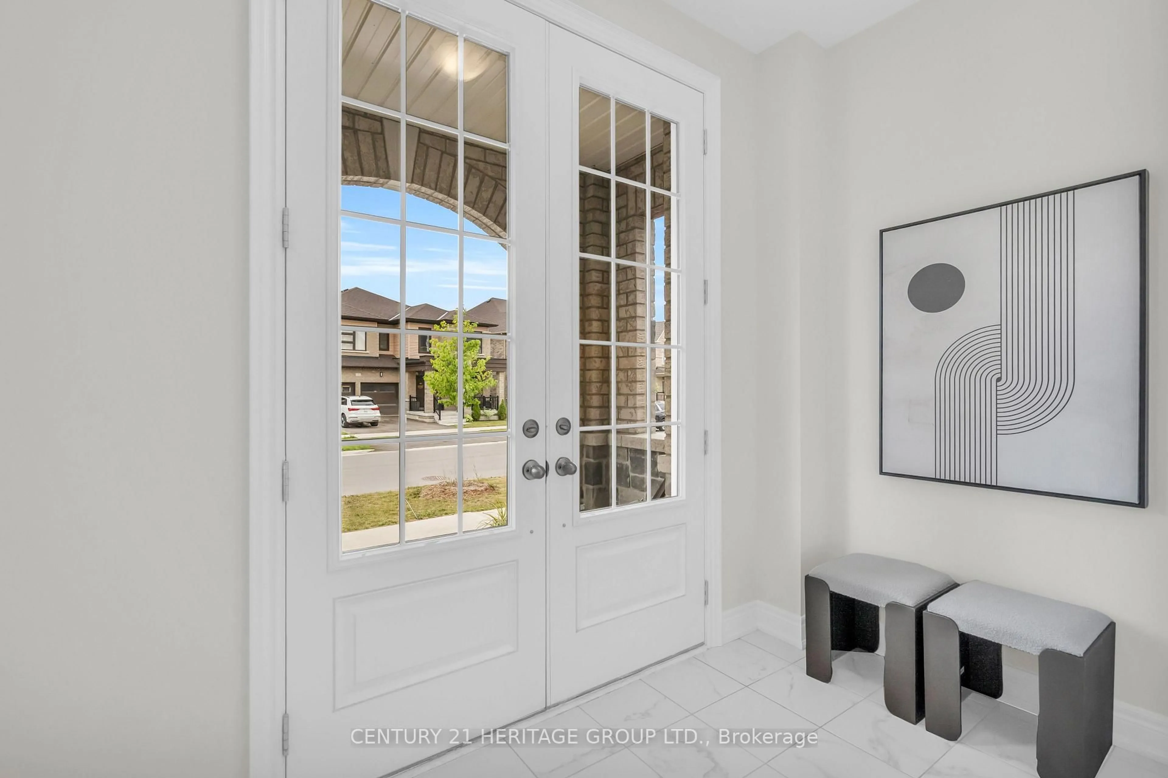 Indoor entryway for 69 Strathgreen Lane, Georgina Ontario L4P 0J2