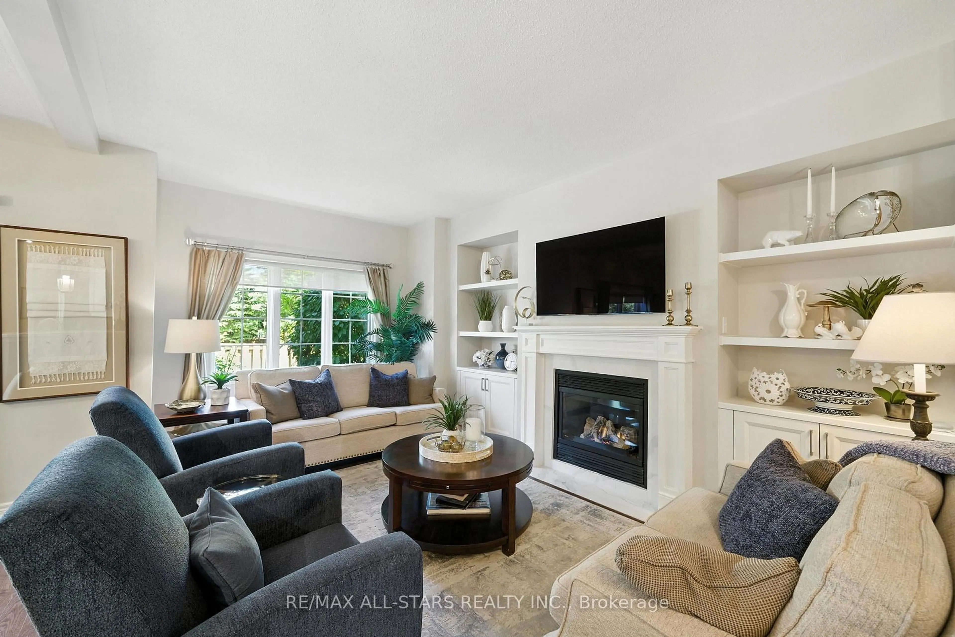 Living room with furniture, unknown for 39 Louisbourg Way, Markham Ontario L6E 2A2
