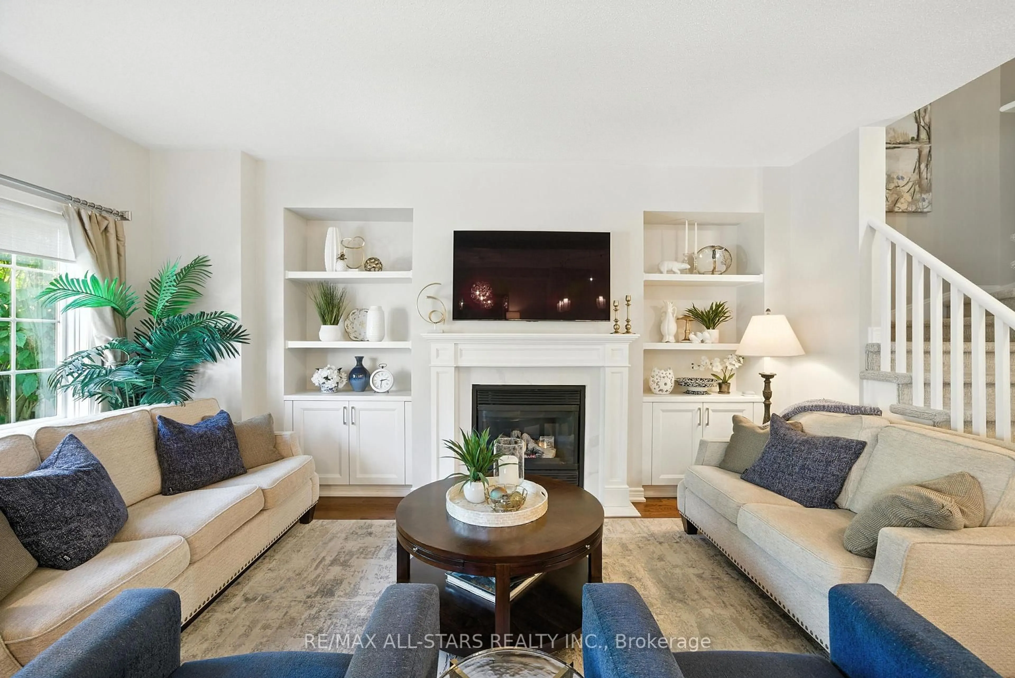 Living room with furniture, unknown for 39 Louisbourg Way, Markham Ontario L6E 2A2