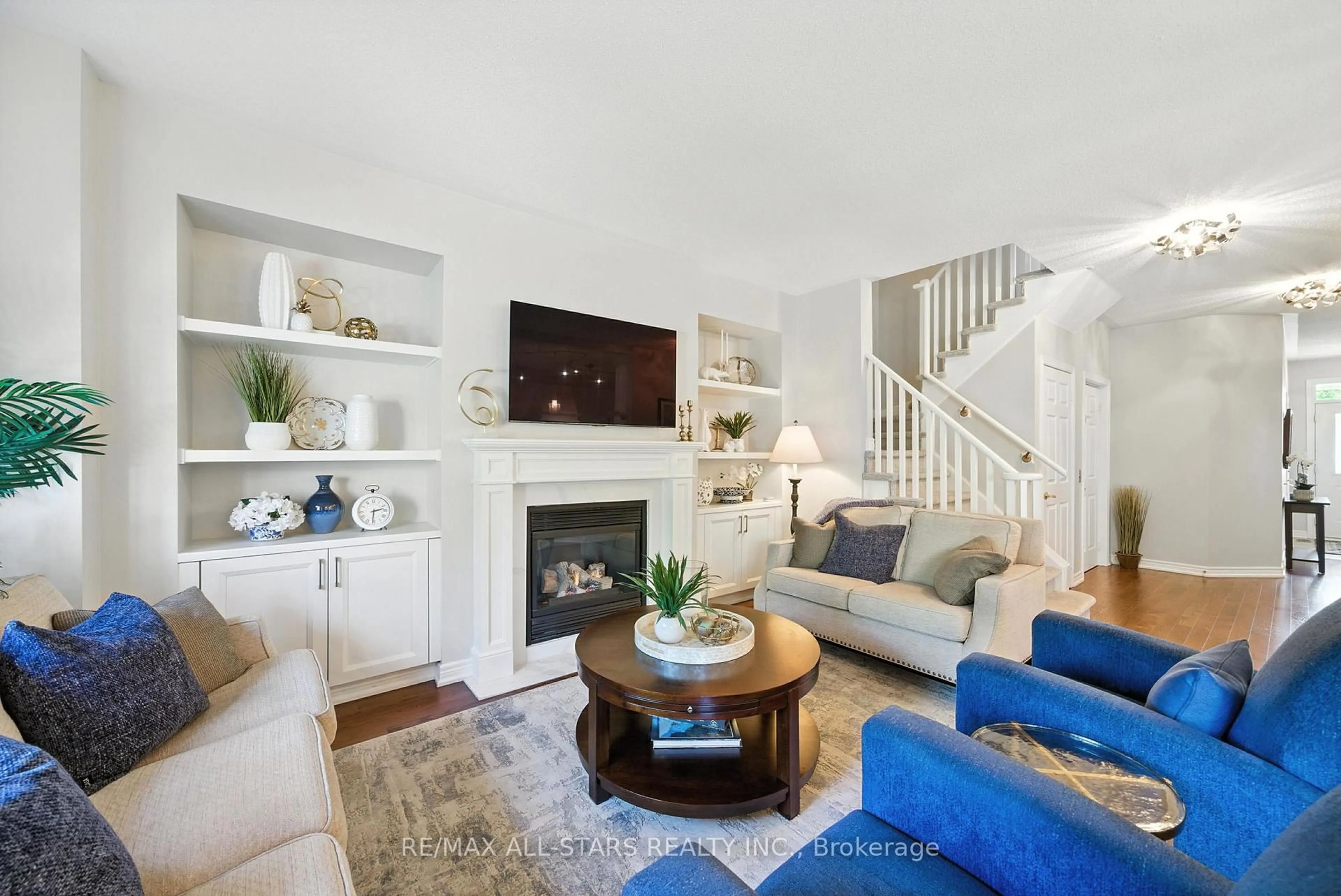 Living room with furniture, unknown for 39 Louisbourg Way, Markham Ontario L6E 2A2