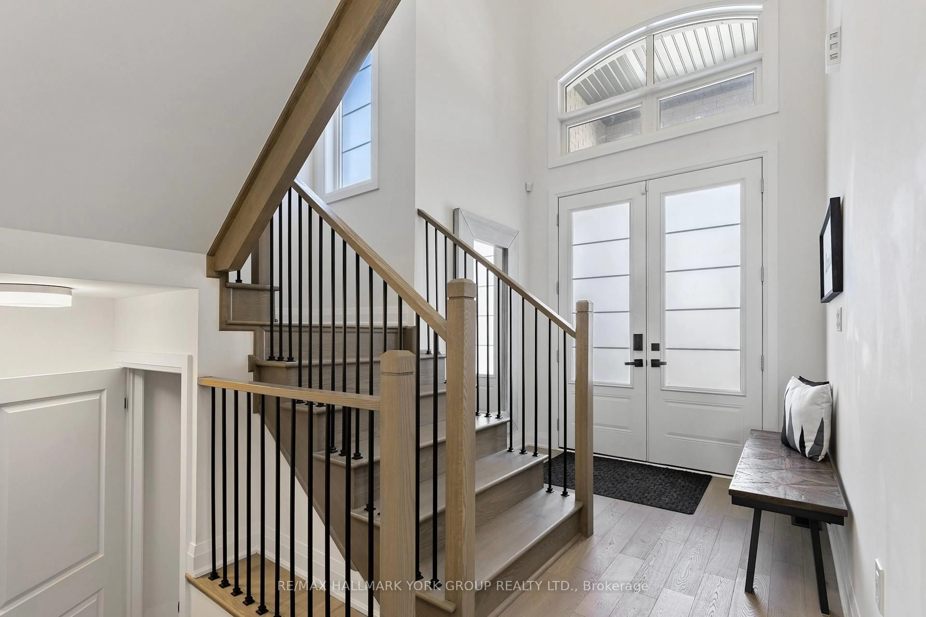 Indoor entryway for 1393 Blackmore St, Innisfil Ontario L9S 0P3