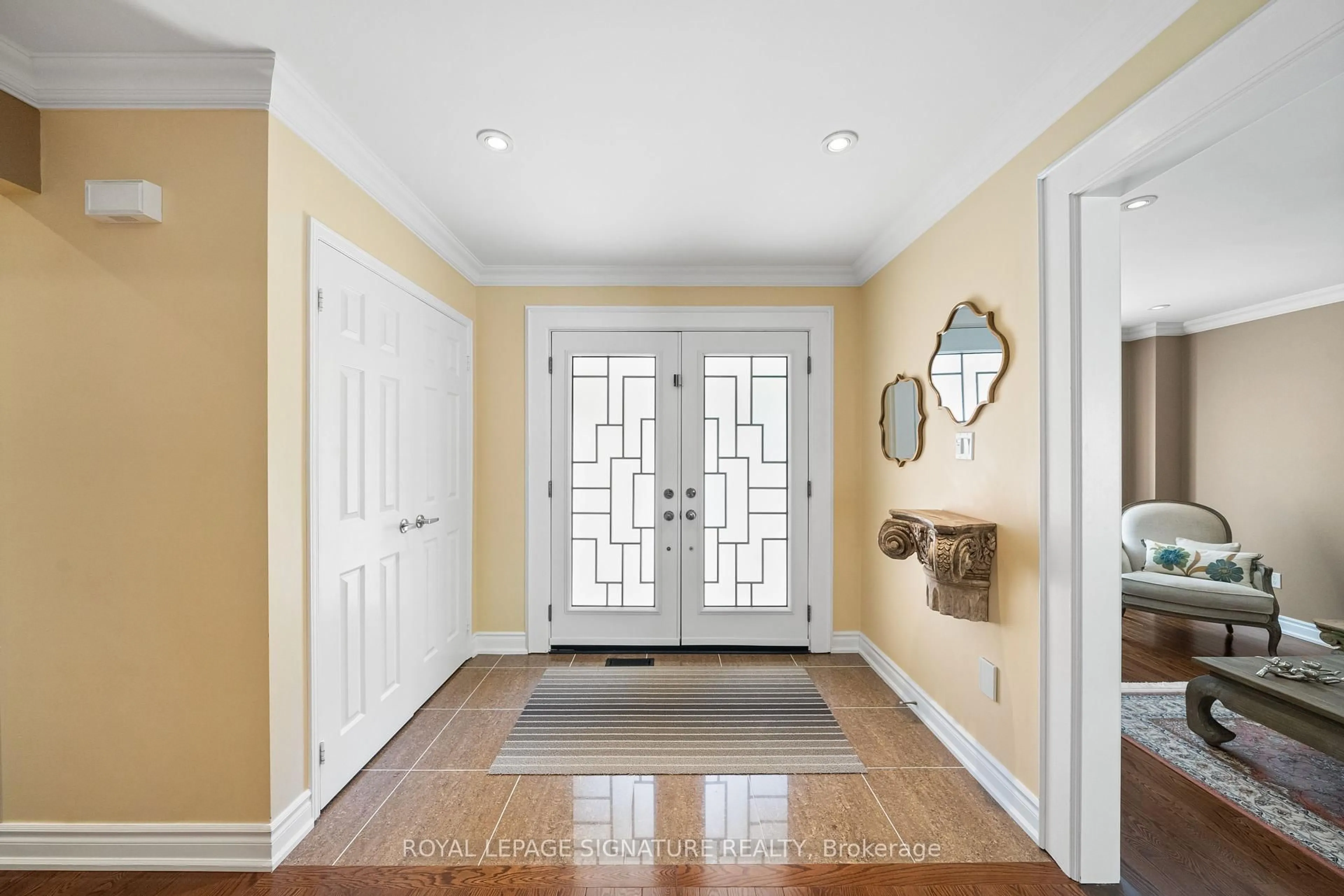 Indoor entryway for 16 Queensgate Crt, Markham Ontario L3R 8L5