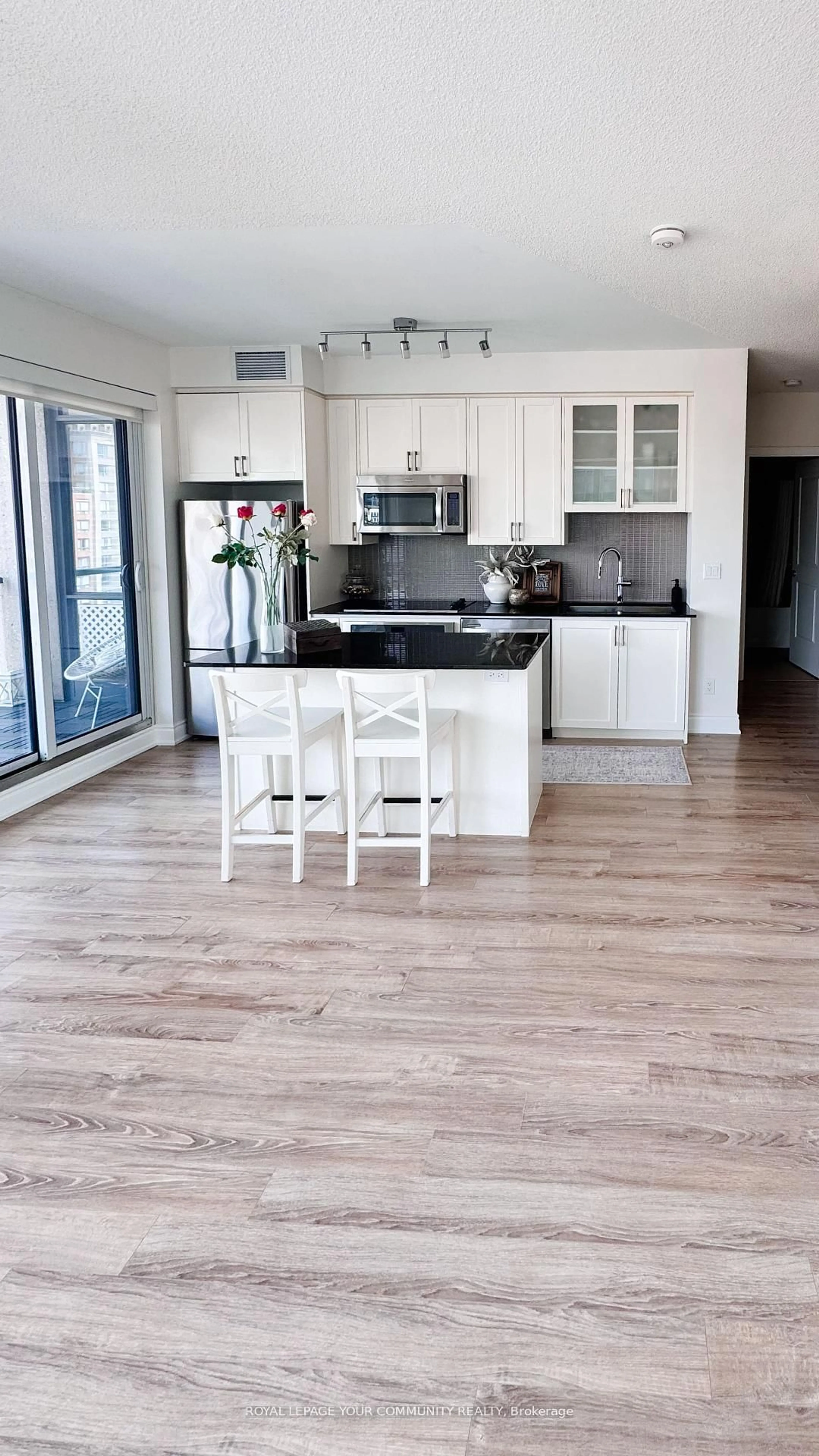 Open concept kitchen, wood/laminate floor for 9088 Yonge St #905A, Richmond Hill Ontario L4C 0Y6