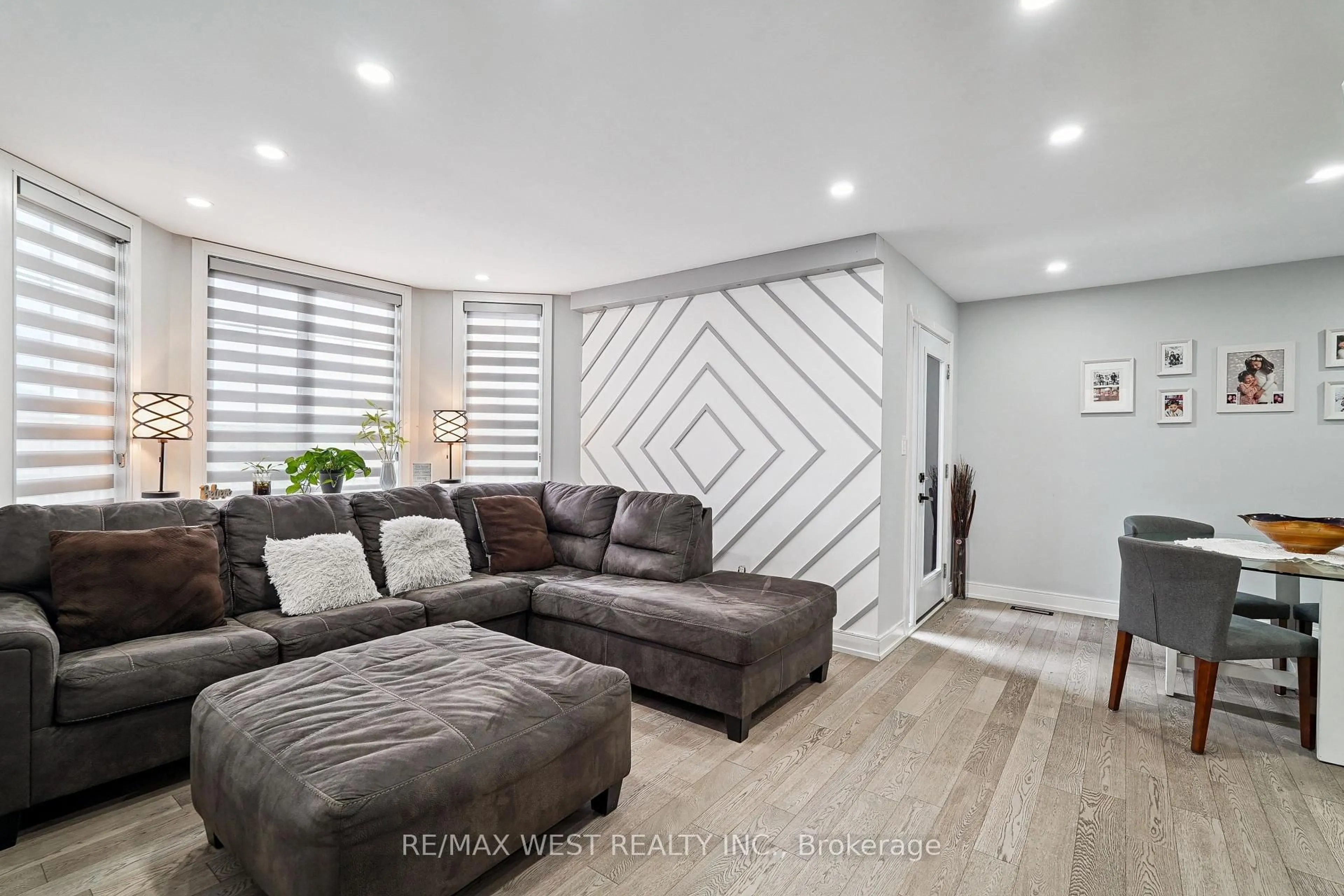 Living room with furniture, unknown for 36 Madeira Ave, Vaughan Ontario L6A 2Y3
