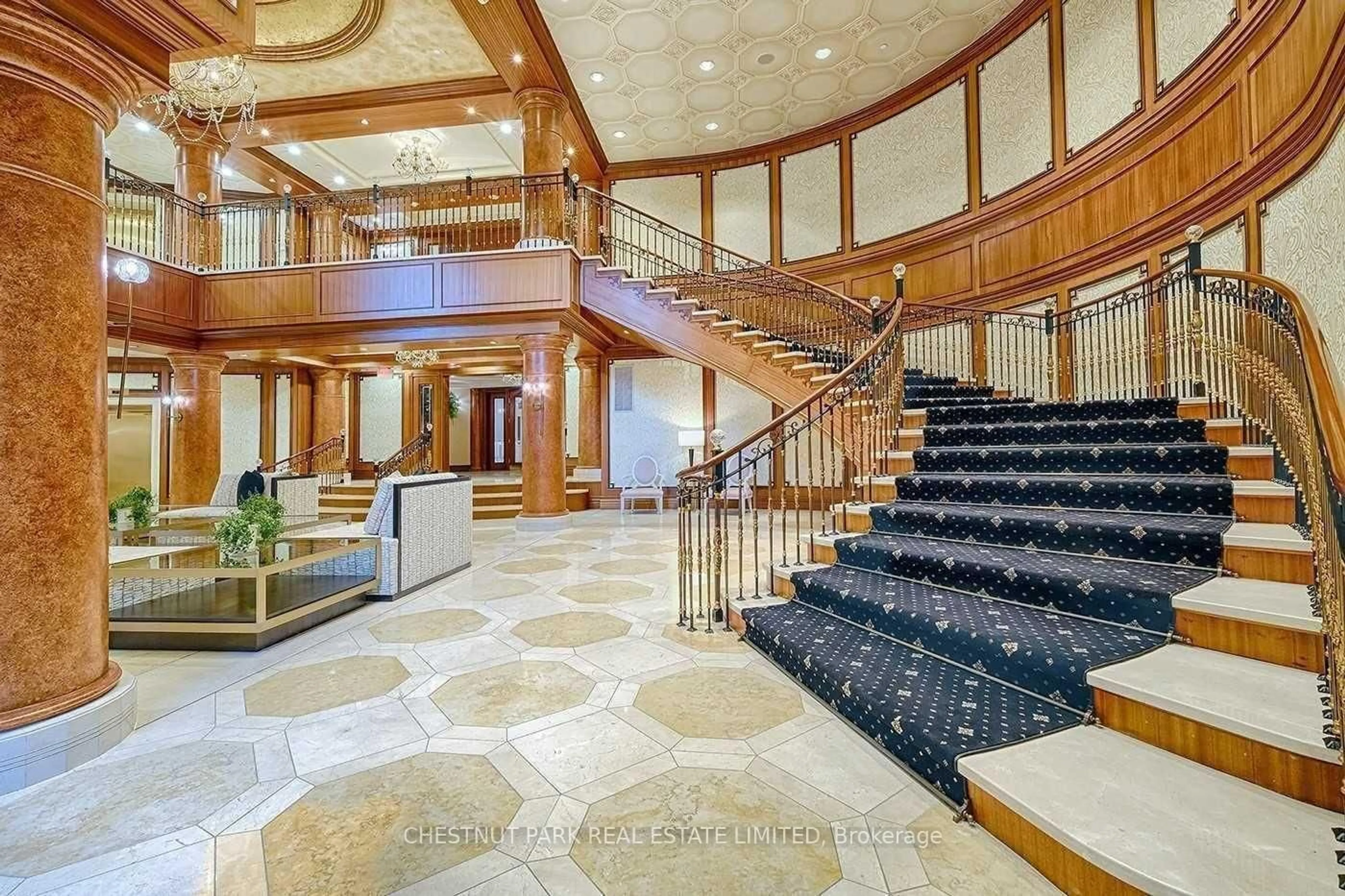 Indoor foyer for 7071 Bayview Ave #212, Markham Ontario L3T 7Y8