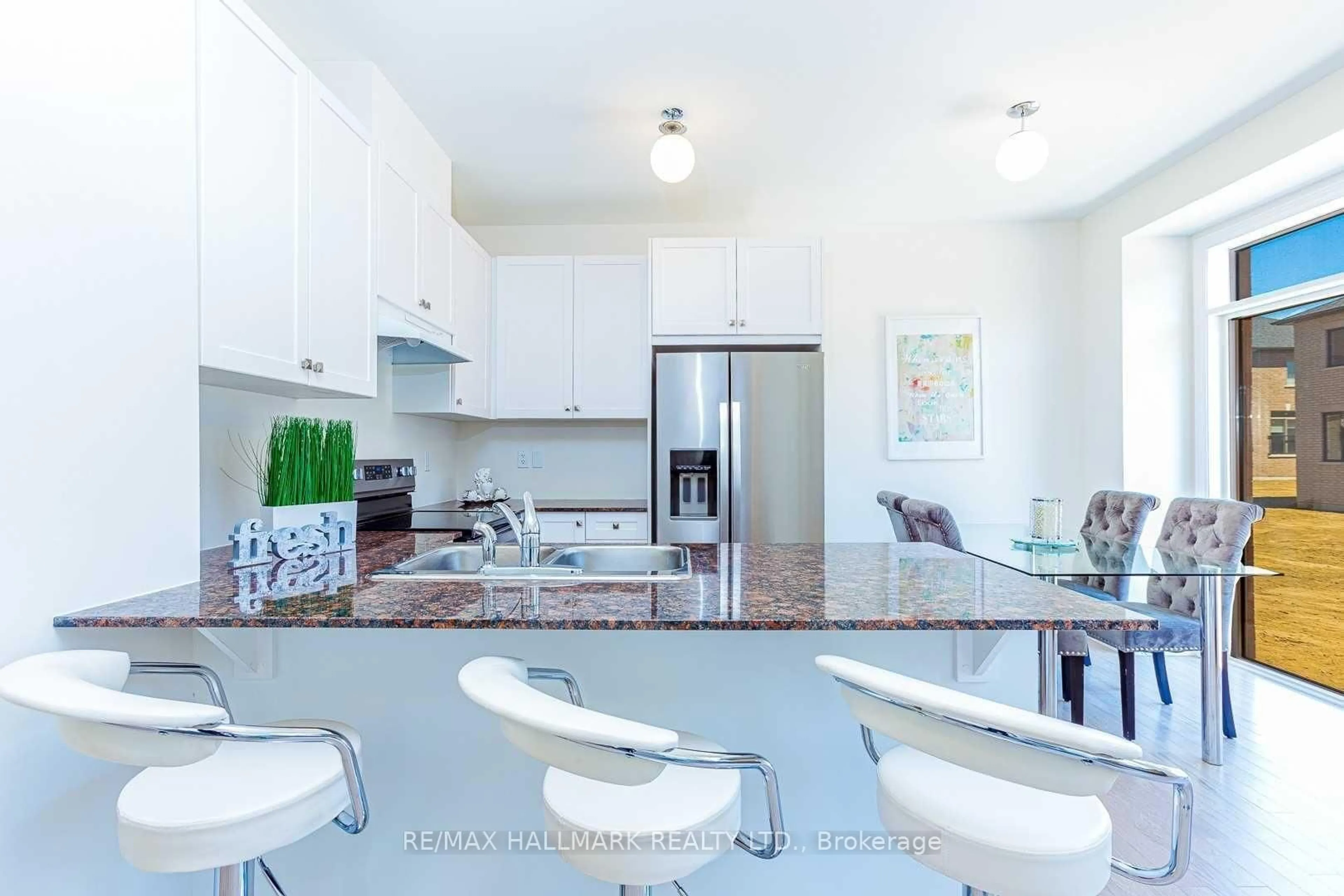 Open concept kitchen, ceramic/tile floor for 581 Barons St, Vaughan Ontario L4H 5C3