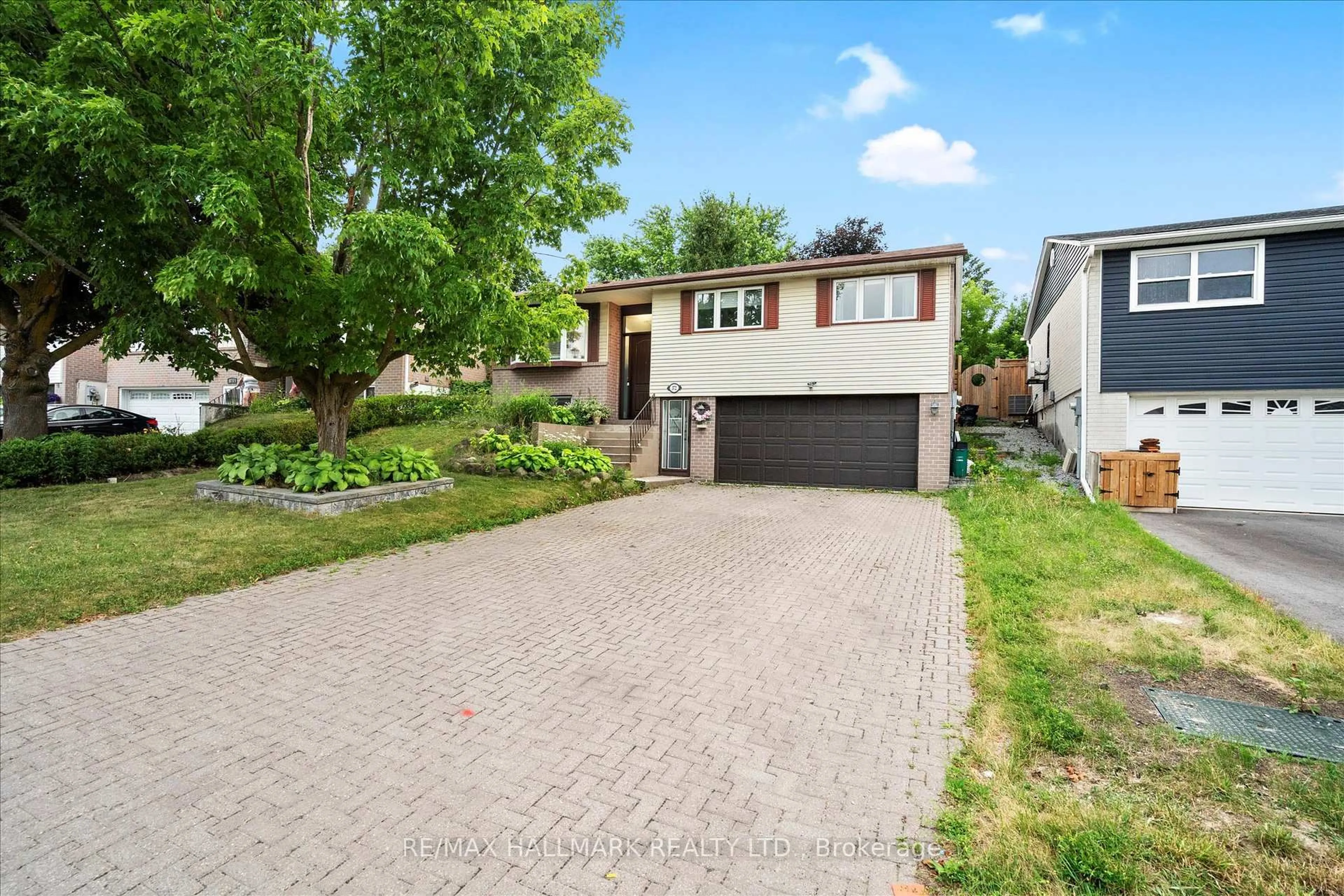 Home with brick exterior material, street for 372 Dixon Blvd, Newmarket Ontario L3Y 5C4