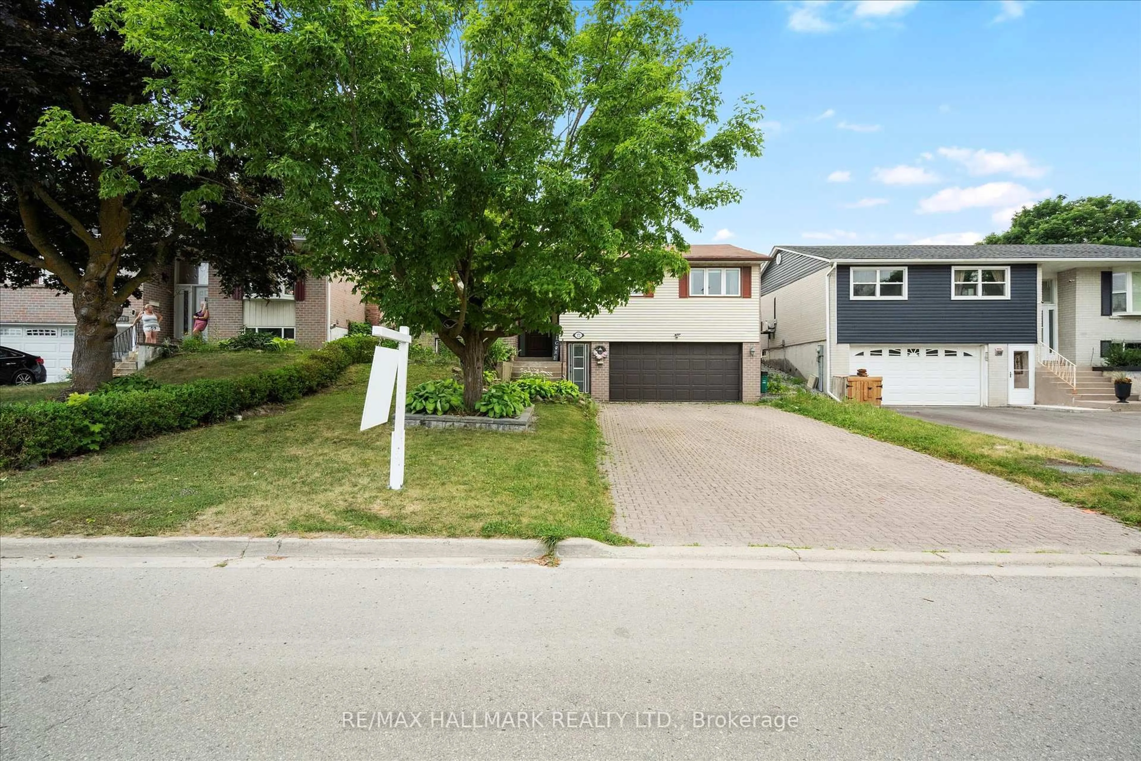 A pic from outside/outdoor area/front of a property/back of a property/a pic from drone, street for 372 Dixon Blvd, Newmarket Ontario L3Y 5C4