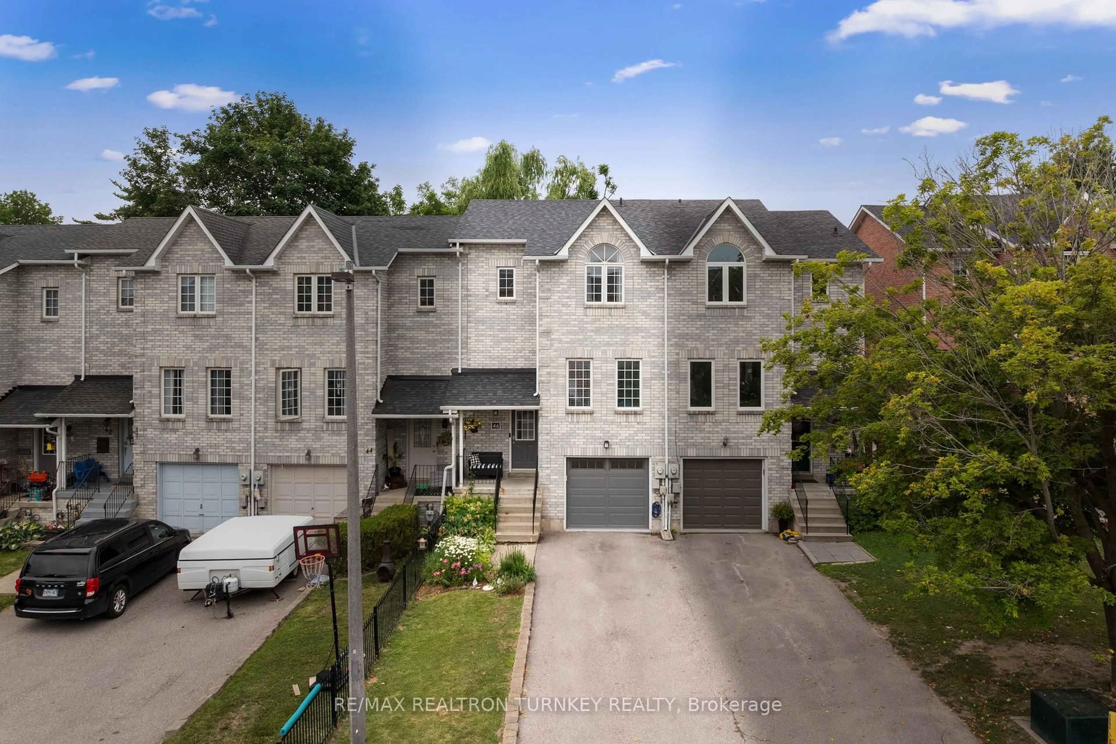 A pic from outside/outdoor area/front of a property/back of a property/a pic from drone, street for 46 Hattie Crt, Georgina Ontario L4P 3Z8