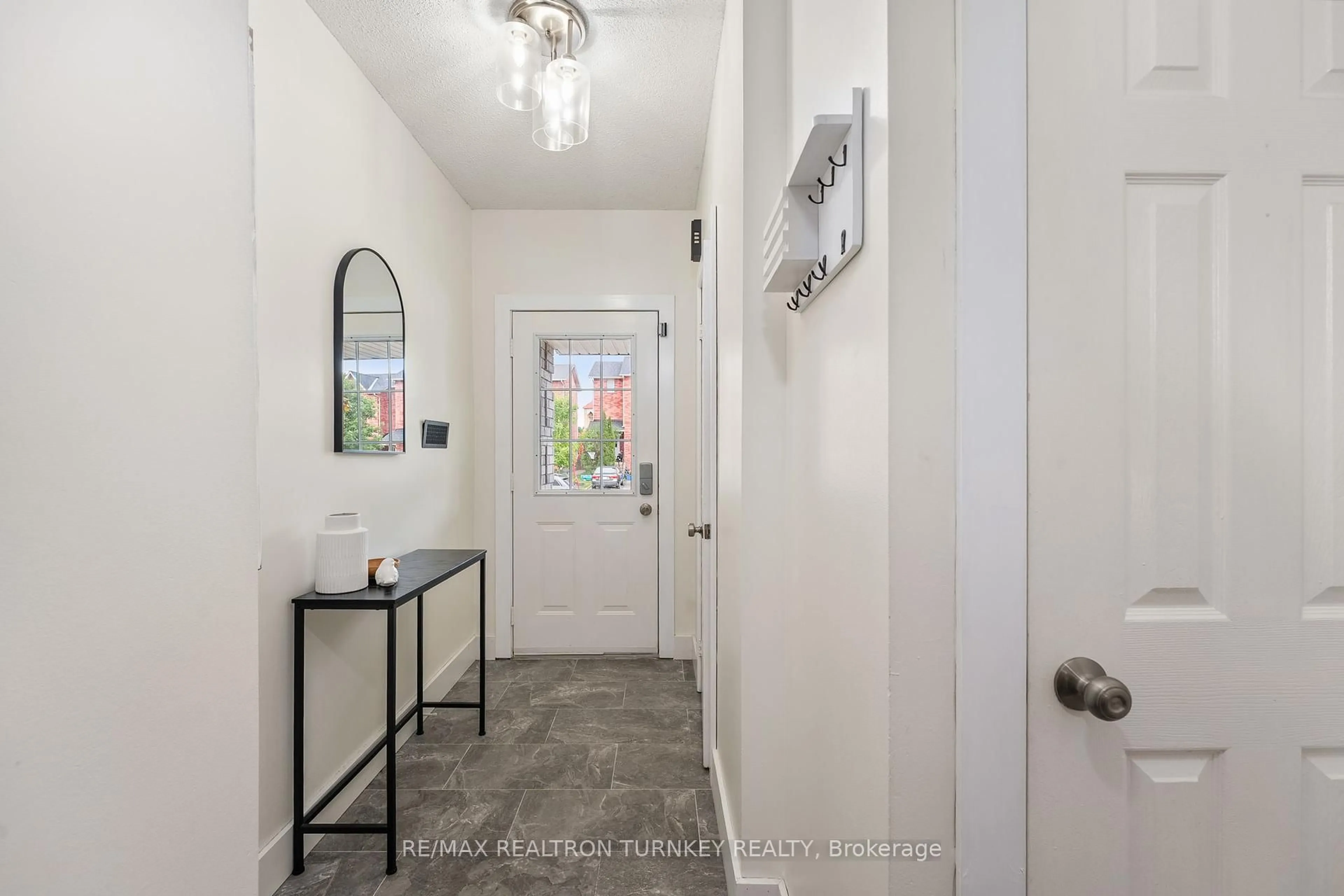 Indoor entryway for 46 Hattie Crt, Georgina Ontario L4P 3Z8