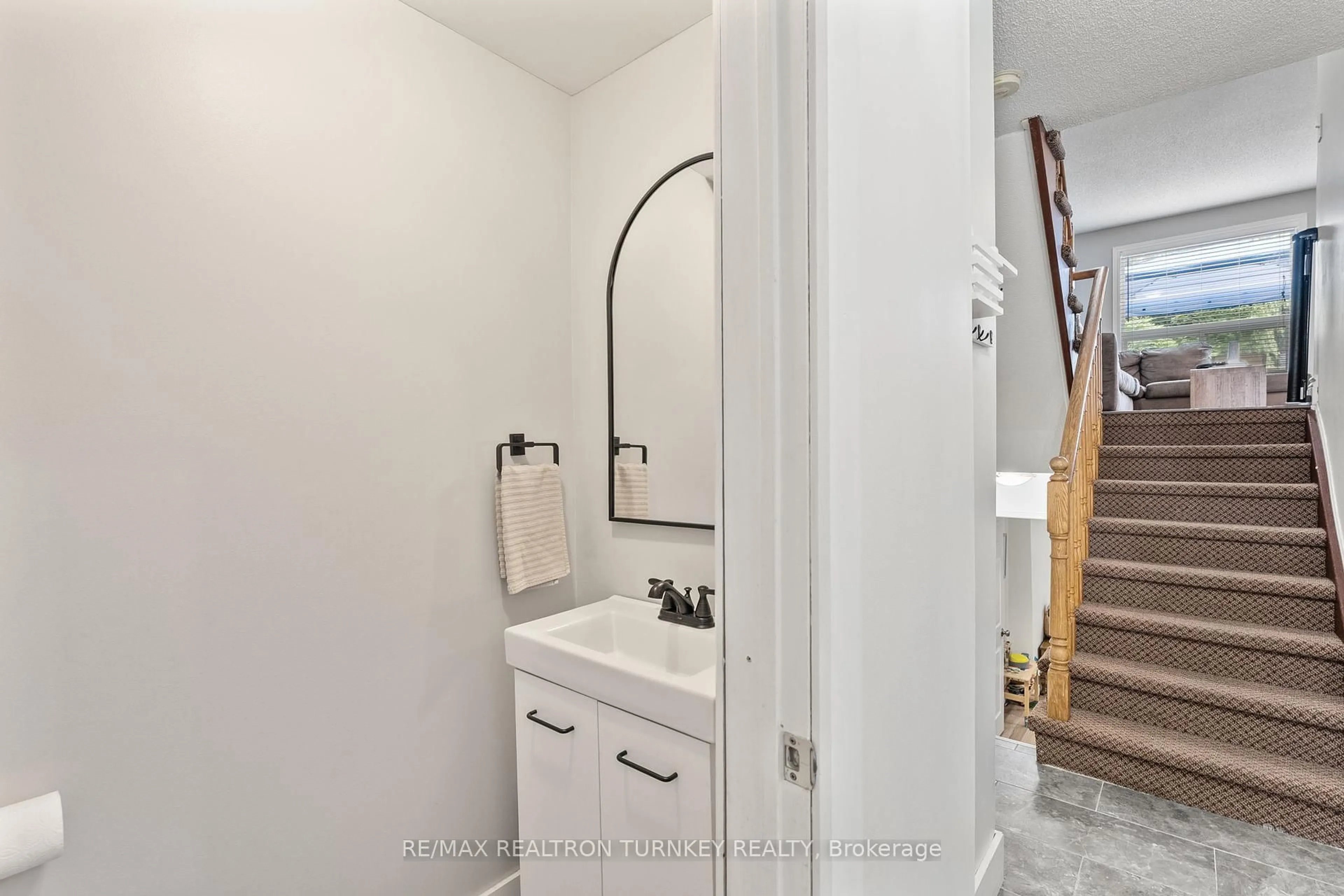 Standard bathroom, ceramic/tile floor for 46 Hattie Crt, Georgina Ontario L4P 3Z8