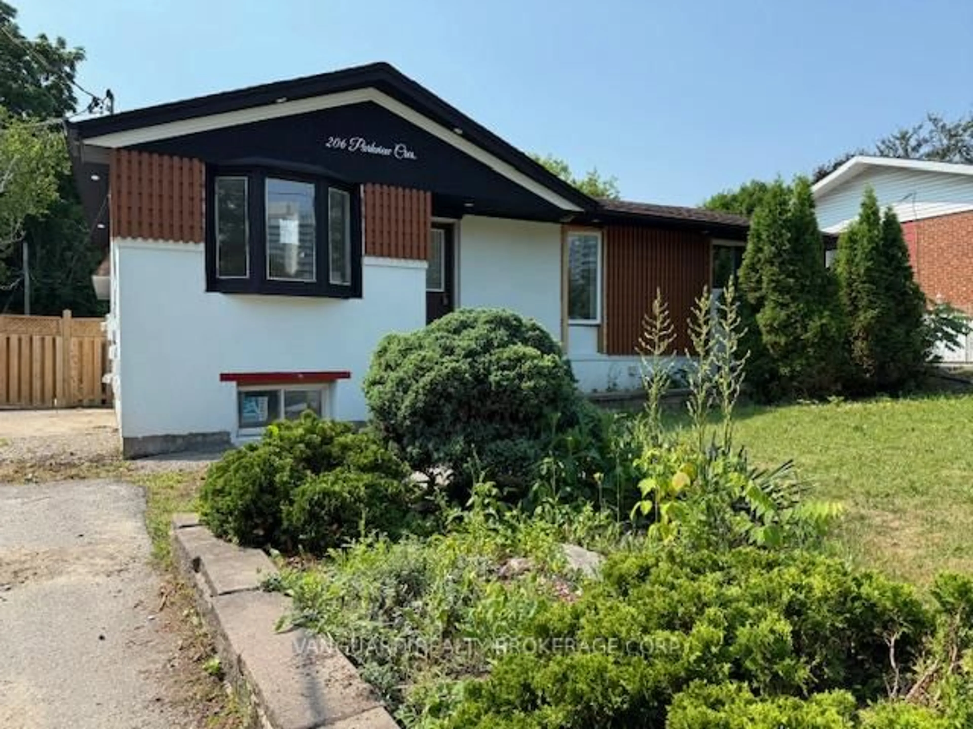 A pic from outside/outdoor area/front of a property/back of a property/a pic from drone, street for 206 Parkview Cres, Newmarket Ontario L3Y 2C8