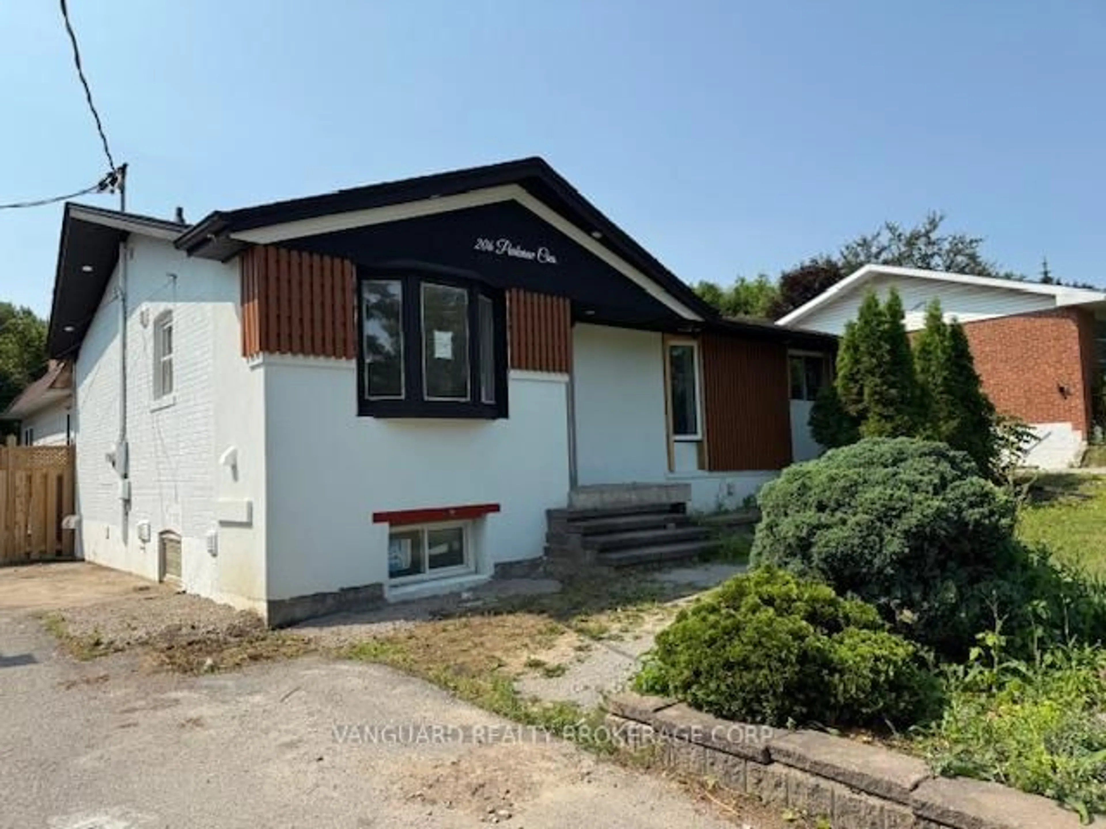 Home with vinyl exterior material, street for 206 Parkview Cres, Newmarket Ontario L3Y 2C8