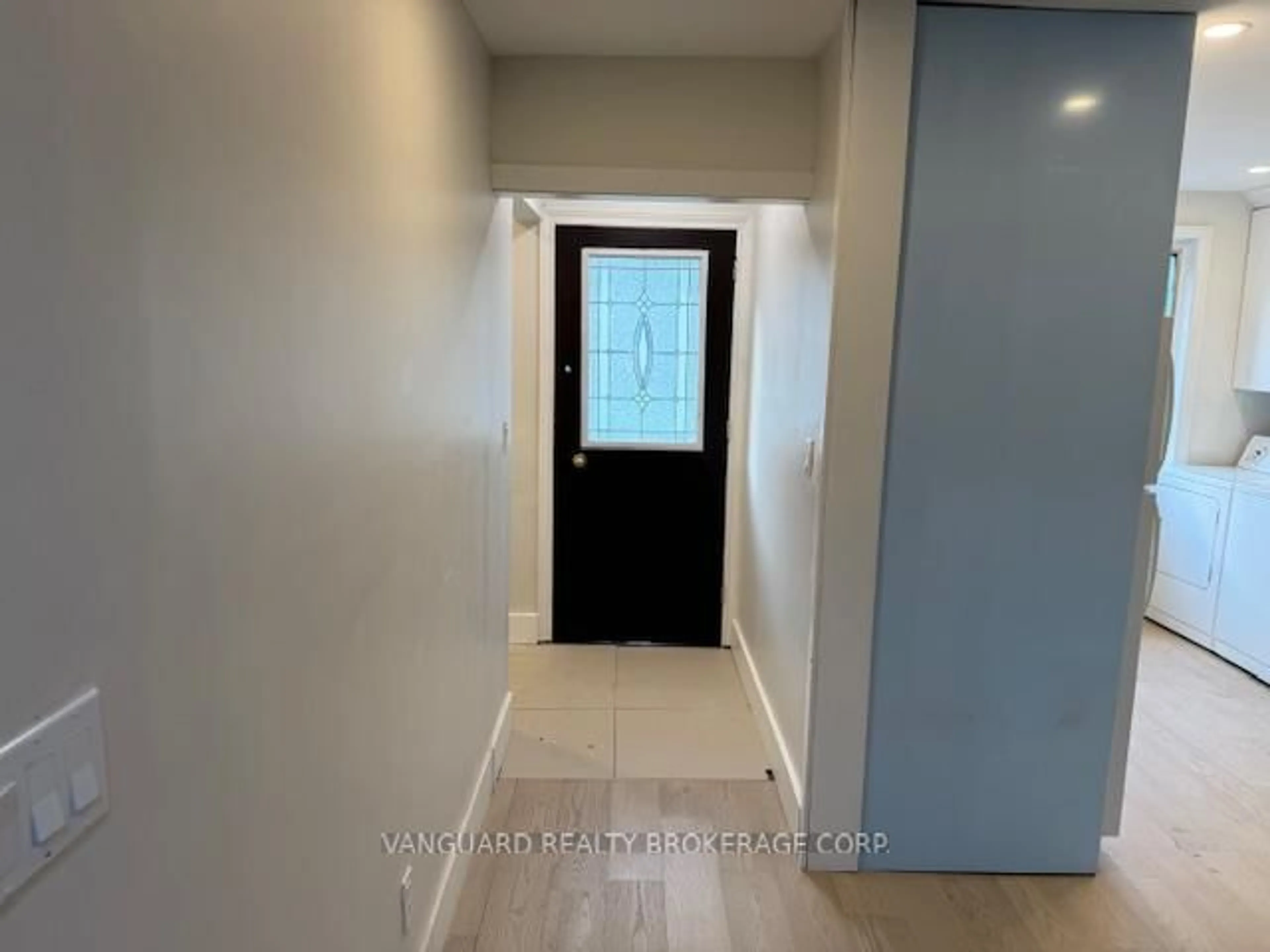 Indoor entryway for 206 Parkview Cres, Newmarket Ontario L3Y 2C8