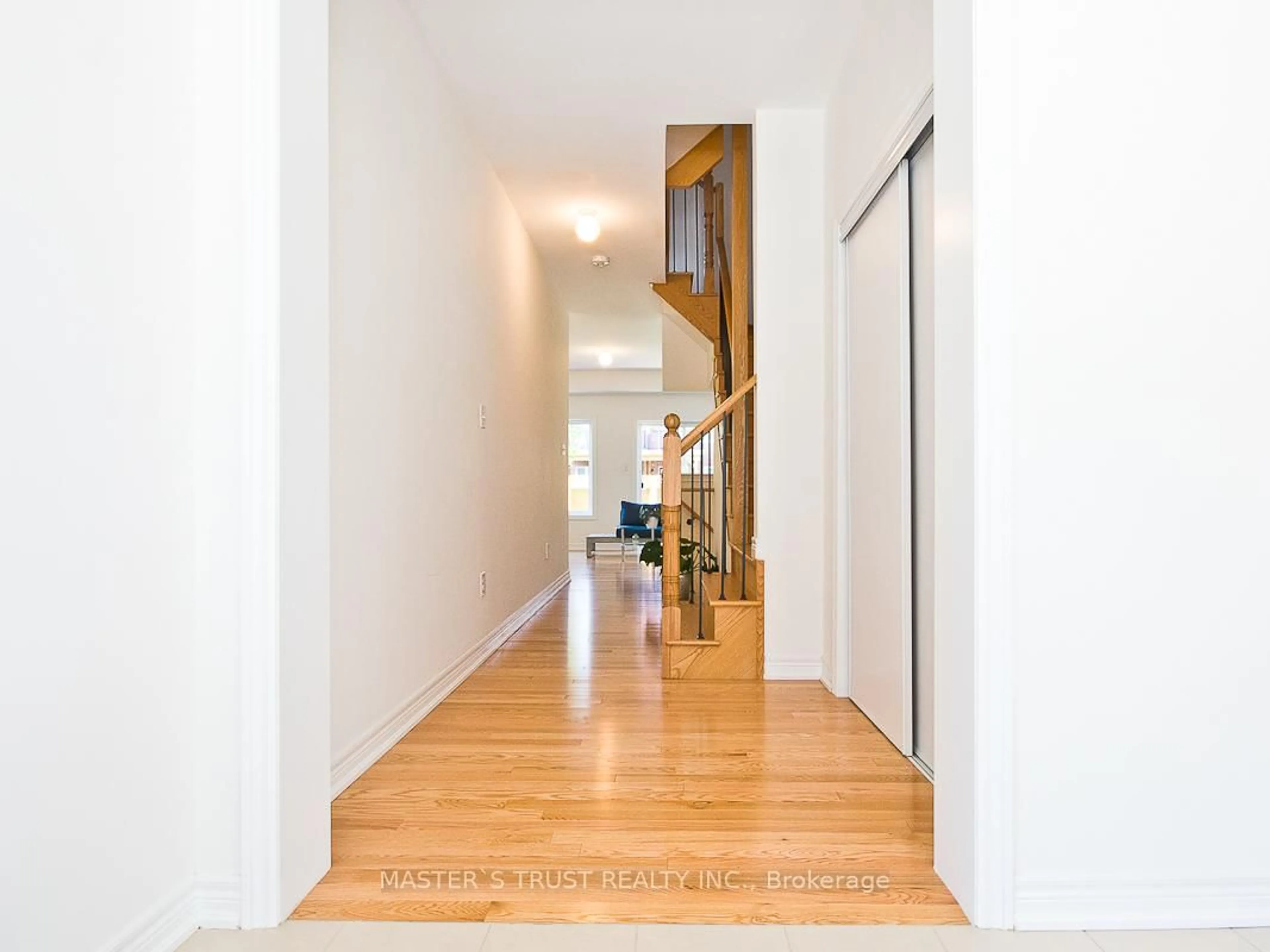Indoor foyer for 22 Deep River Lane, Richmond Hill Ontario L4C 5S4