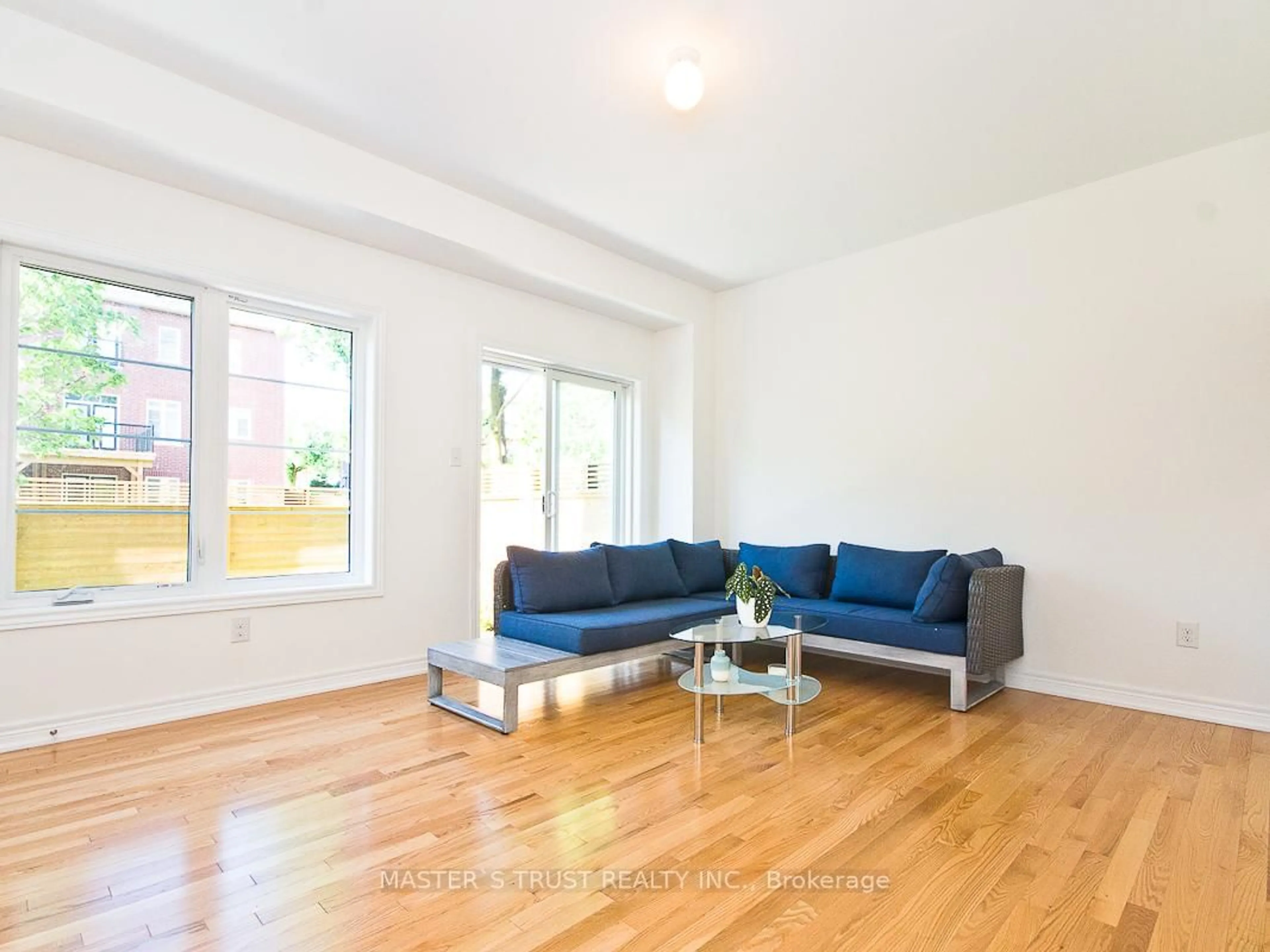 Living room with furniture, wood/laminate floor for 22 Deep River Lane, Richmond Hill Ontario L4C 5S4