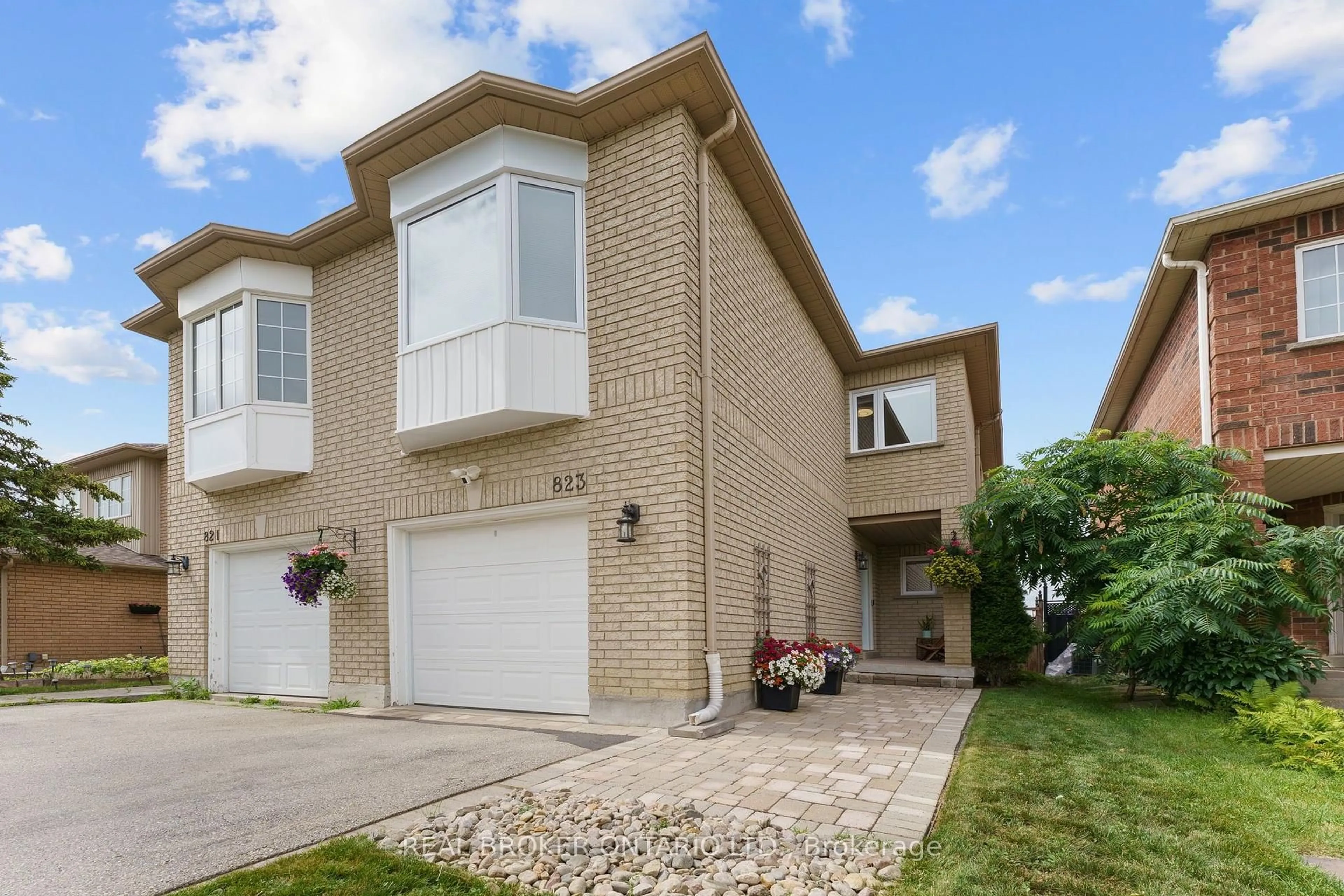 Home with brick exterior material, street for 823 Pucks Pl, Newmarket Ontario L3X 2K3