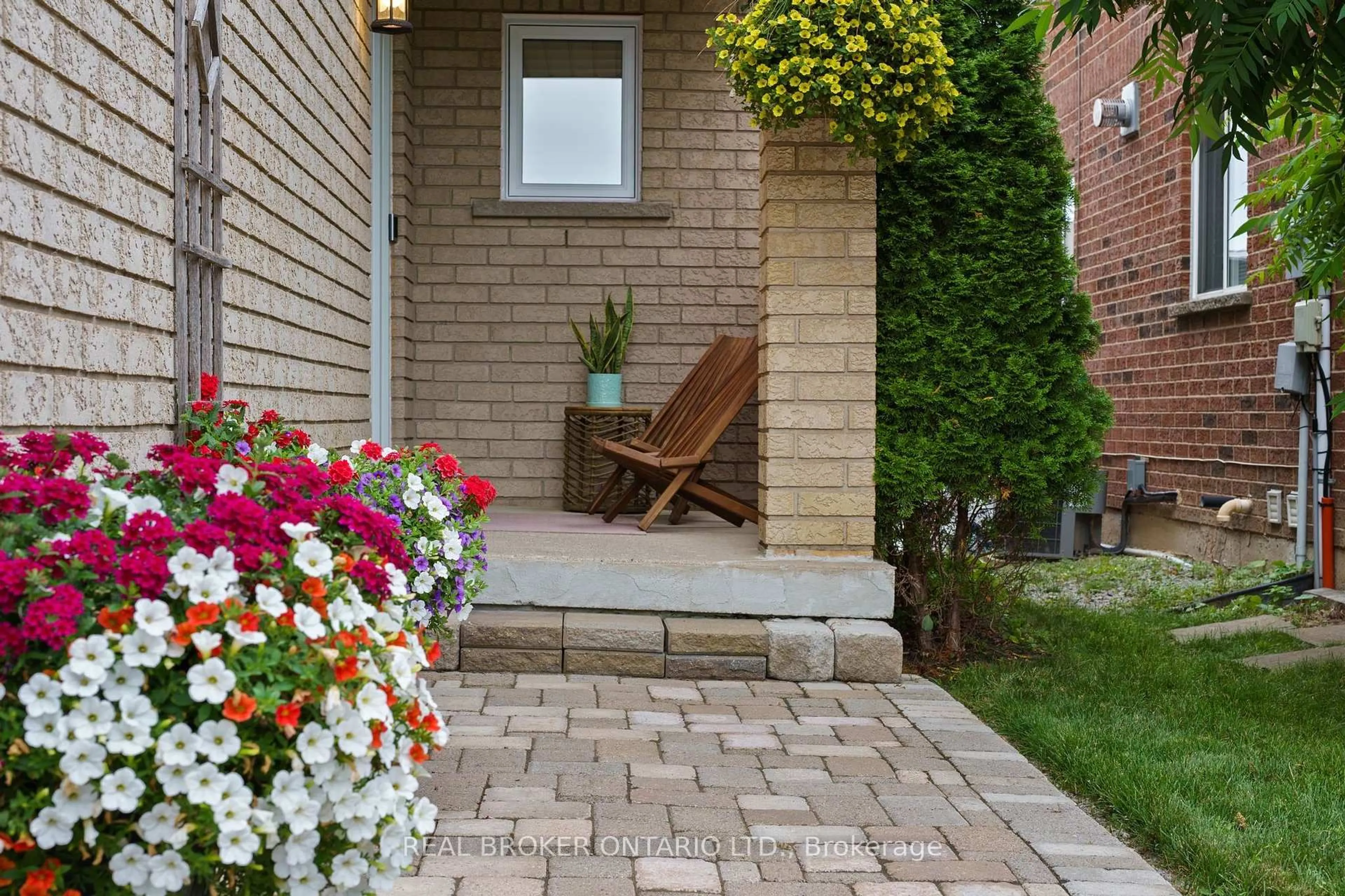 Patio, street for 823 Pucks Pl, Newmarket Ontario L3X 2K3