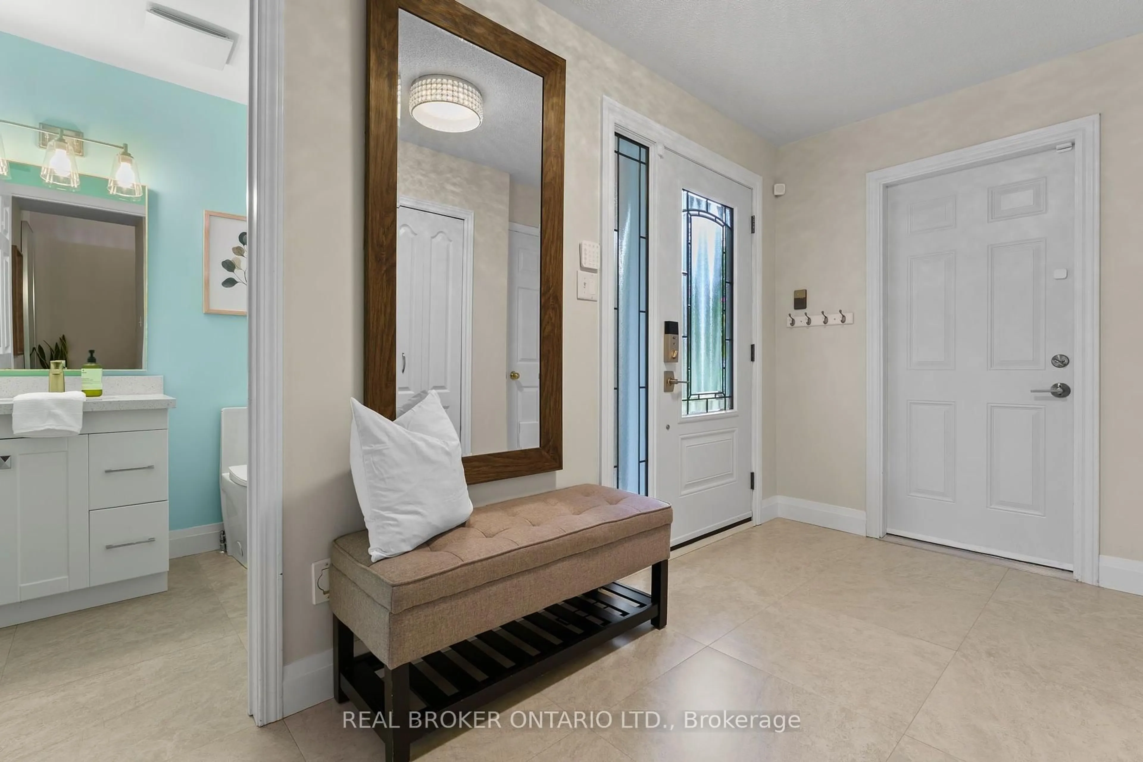 Indoor entryway for 823 Pucks Pl, Newmarket Ontario L3X 2K3