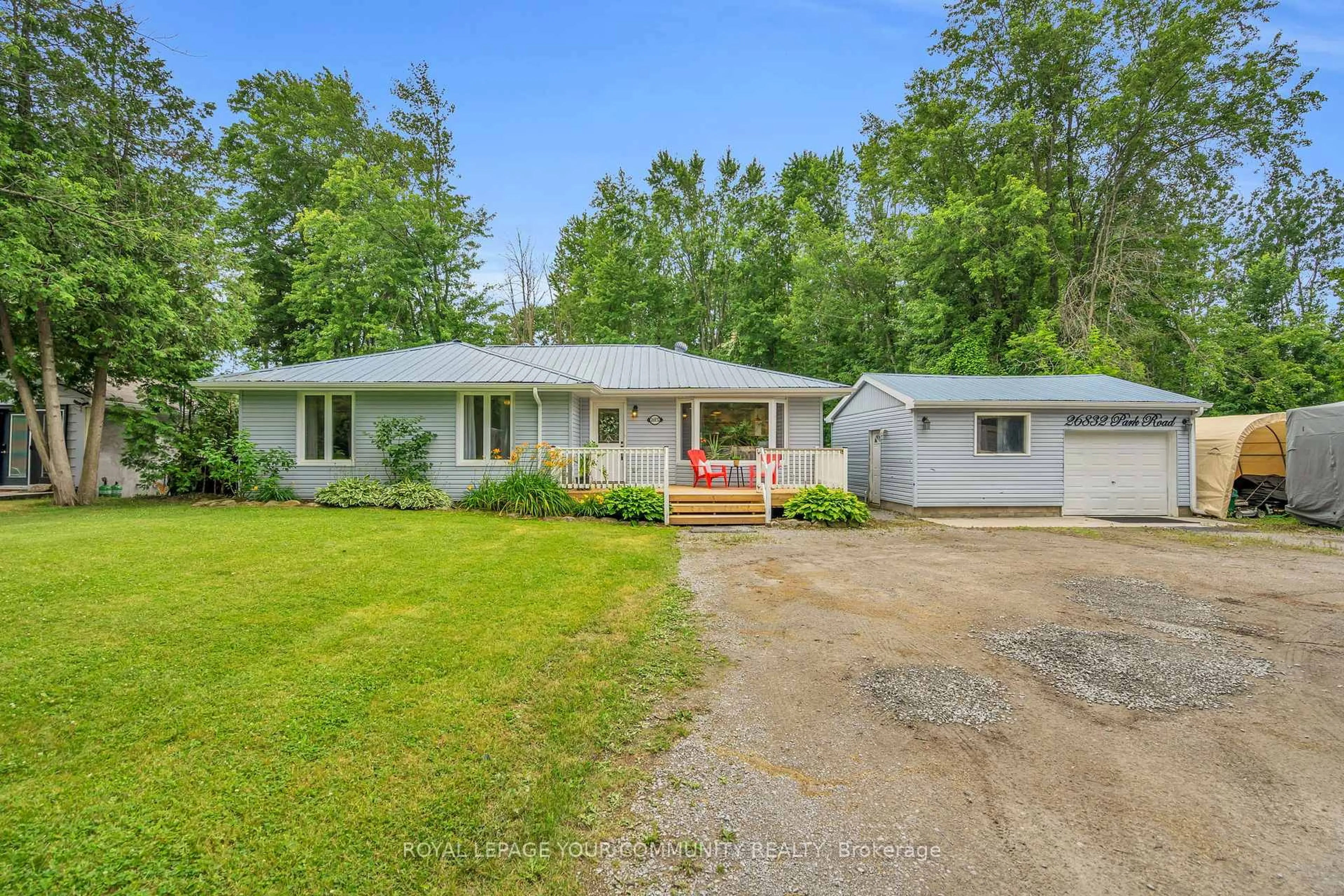 A pic from outside/outdoor area/front of a property/back of a property/a pic from drone, street for 26832 Park Rd, Georgina Ontario L0E 1R0