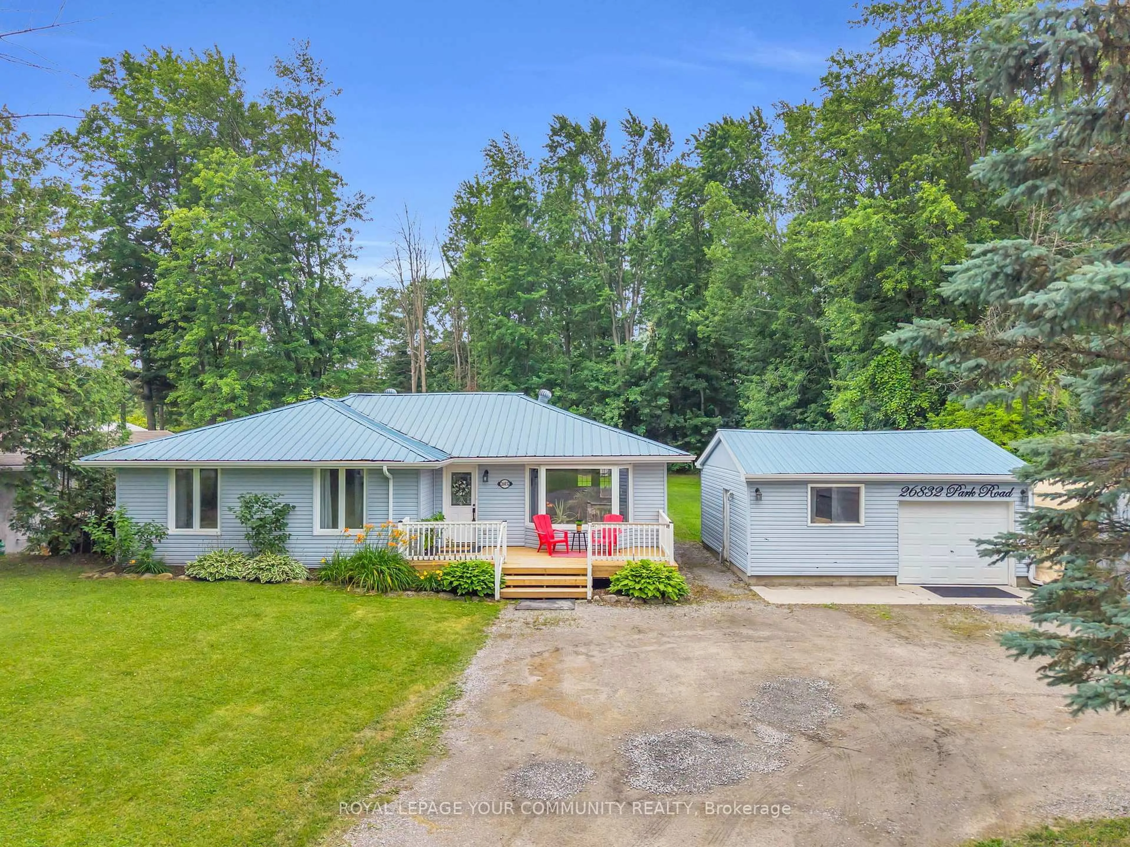A pic from outside/outdoor area/front of a property/back of a property/a pic from drone, street for 26832 Park Rd, Georgina Ontario L0E 1R0