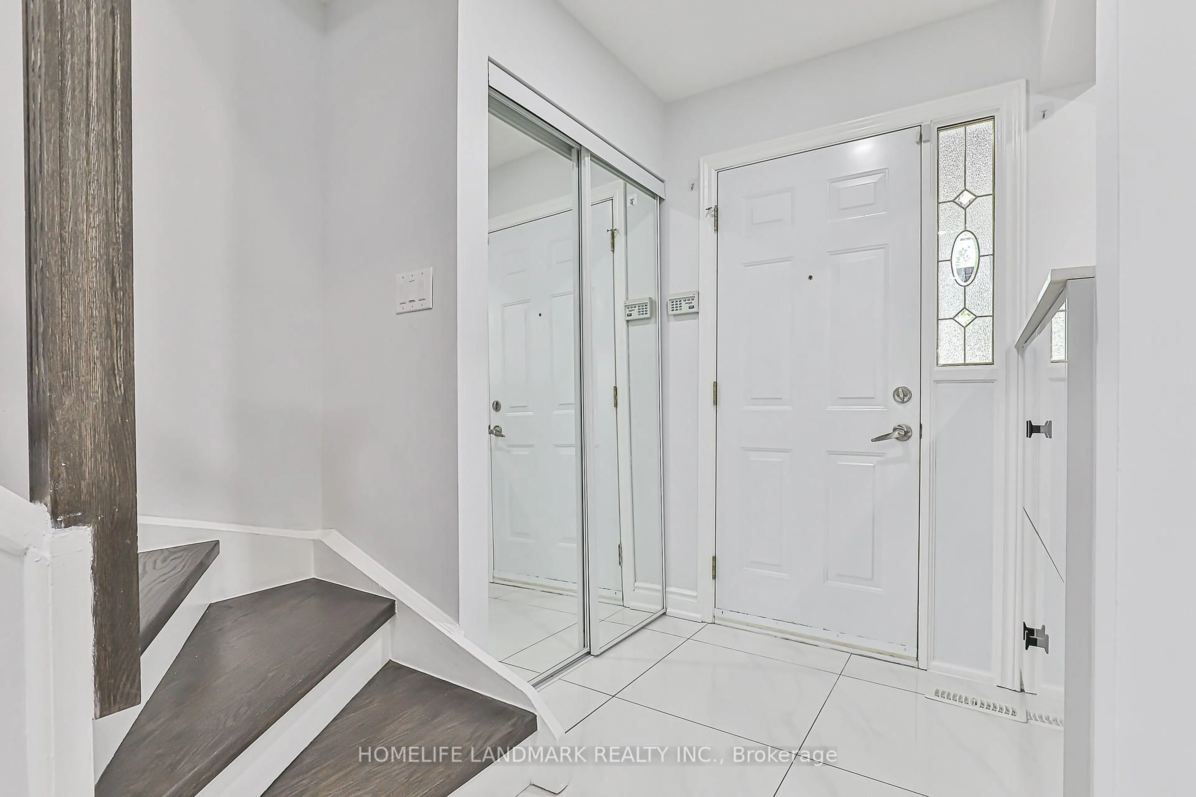 Indoor entryway for 103 Fullerton Cres, Markham Ontario L3R 3G4
