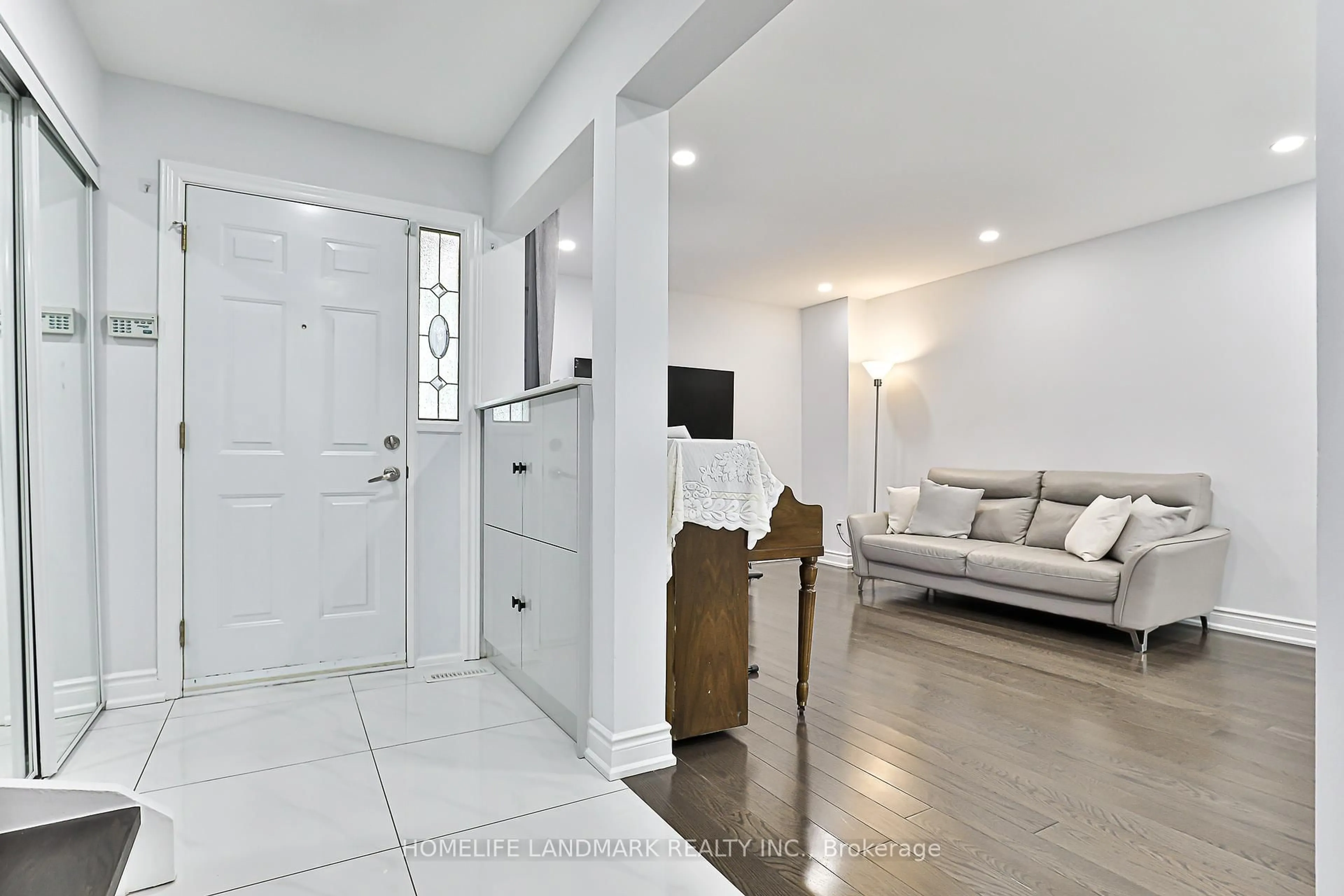 Indoor entryway for 103 Fullerton Cres, Markham Ontario L3R 3G4