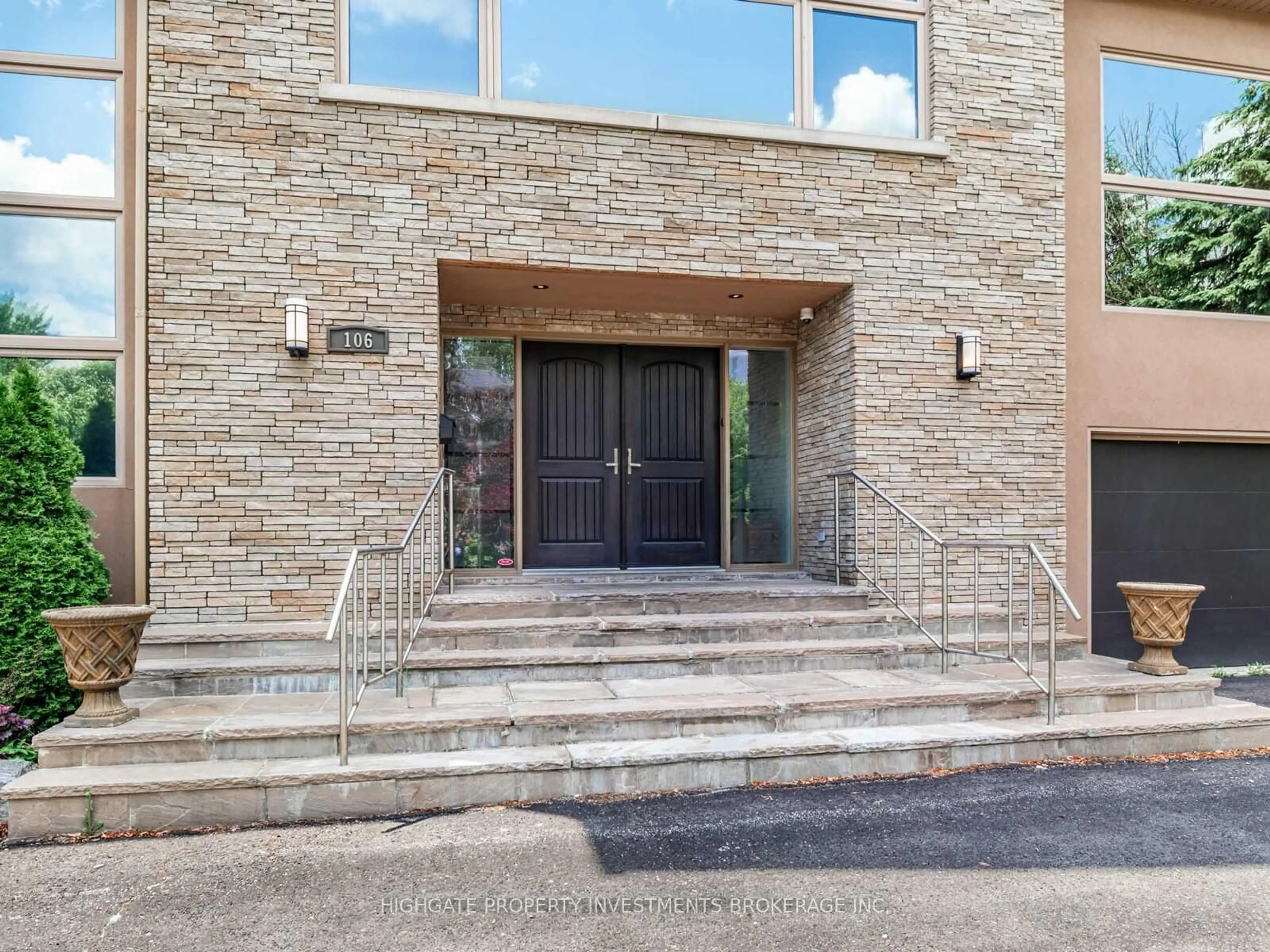 Indoor foyer for 106 Brooke St, Vaughan Ontario L4J 1Y8