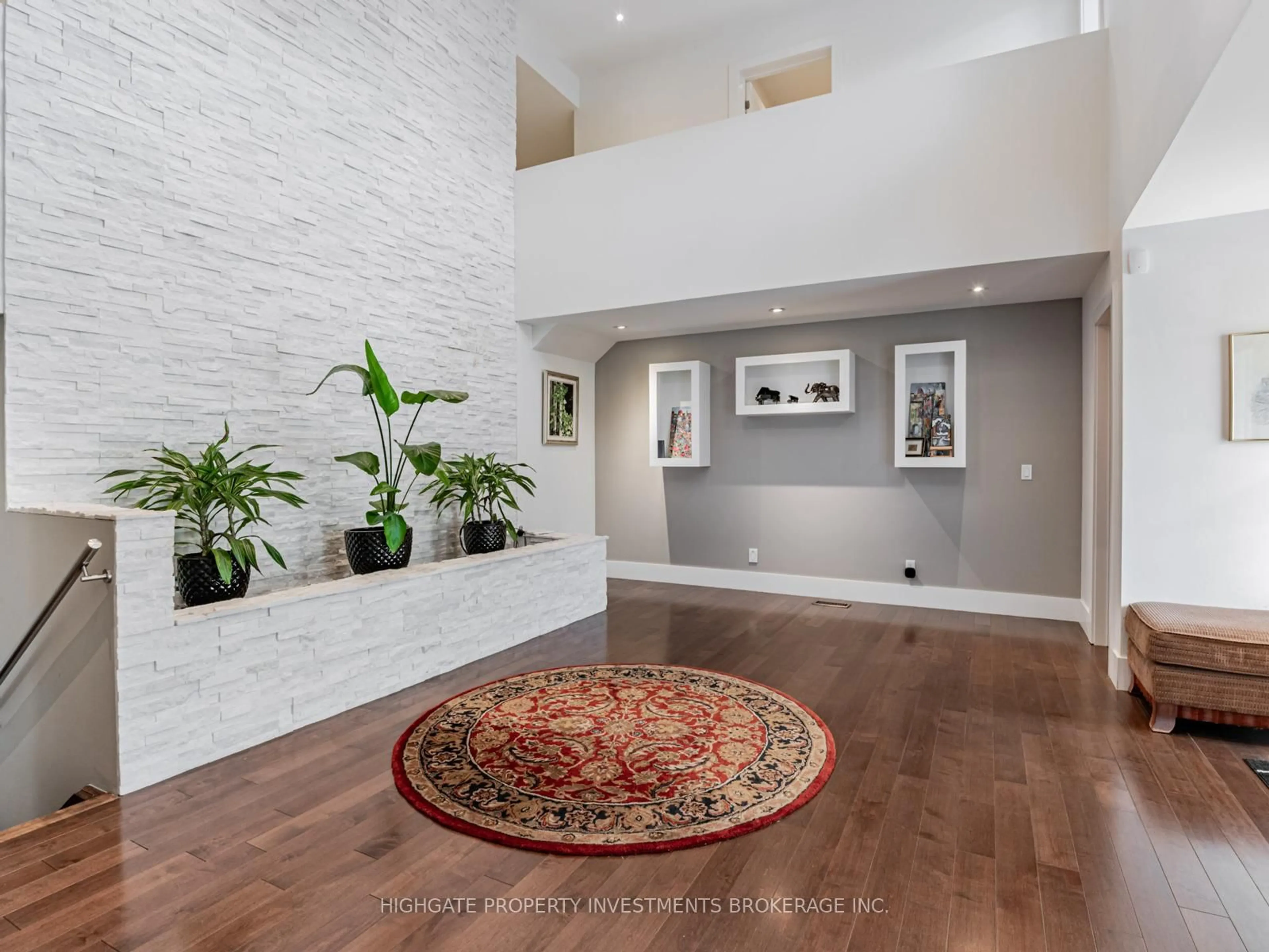 Indoor entryway for 106 Brooke St, Vaughan Ontario L4J 1Y8