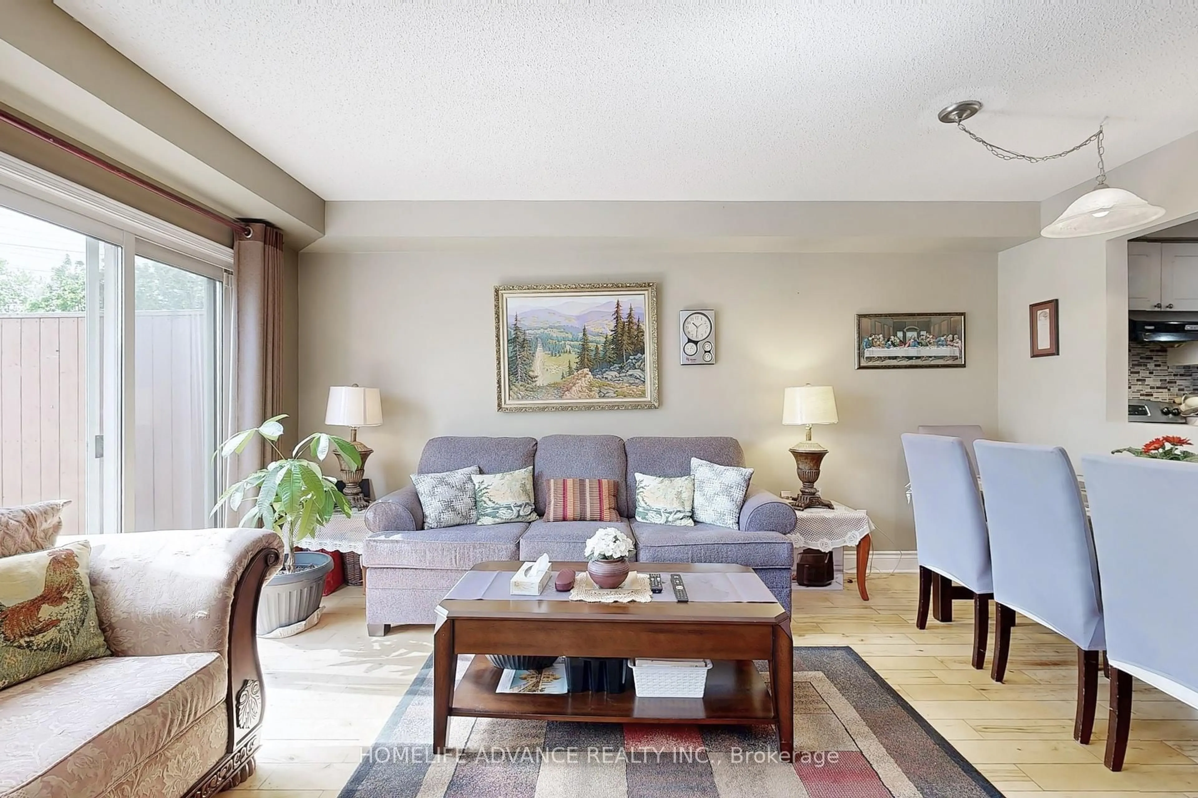 Living room with furniture, unknown for 523 Winkworth Crt, Newmarket Ontario L3Y 8R2