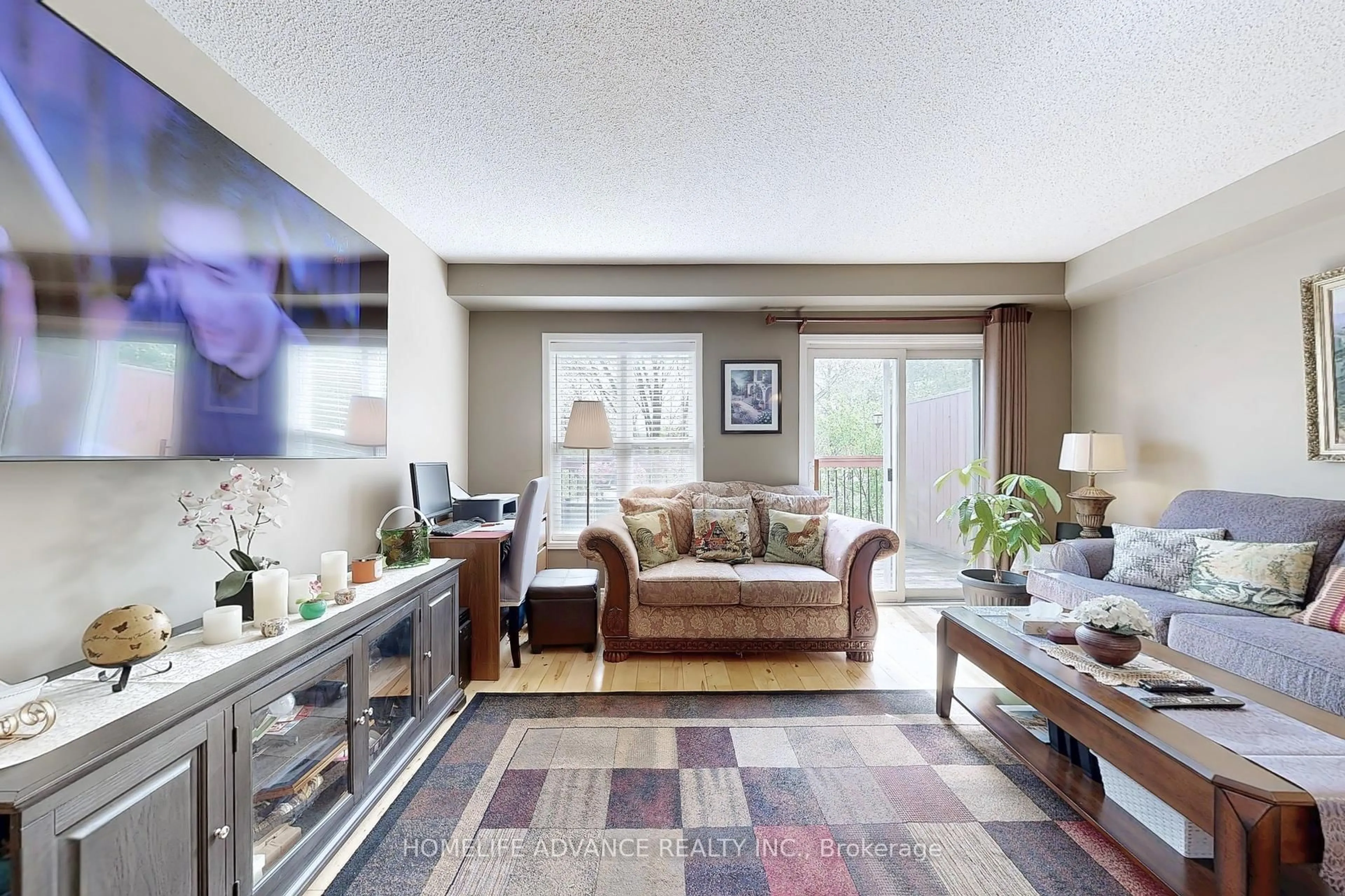 Living room with furniture, unknown for 523 Winkworth Crt, Newmarket Ontario L3Y 8R2