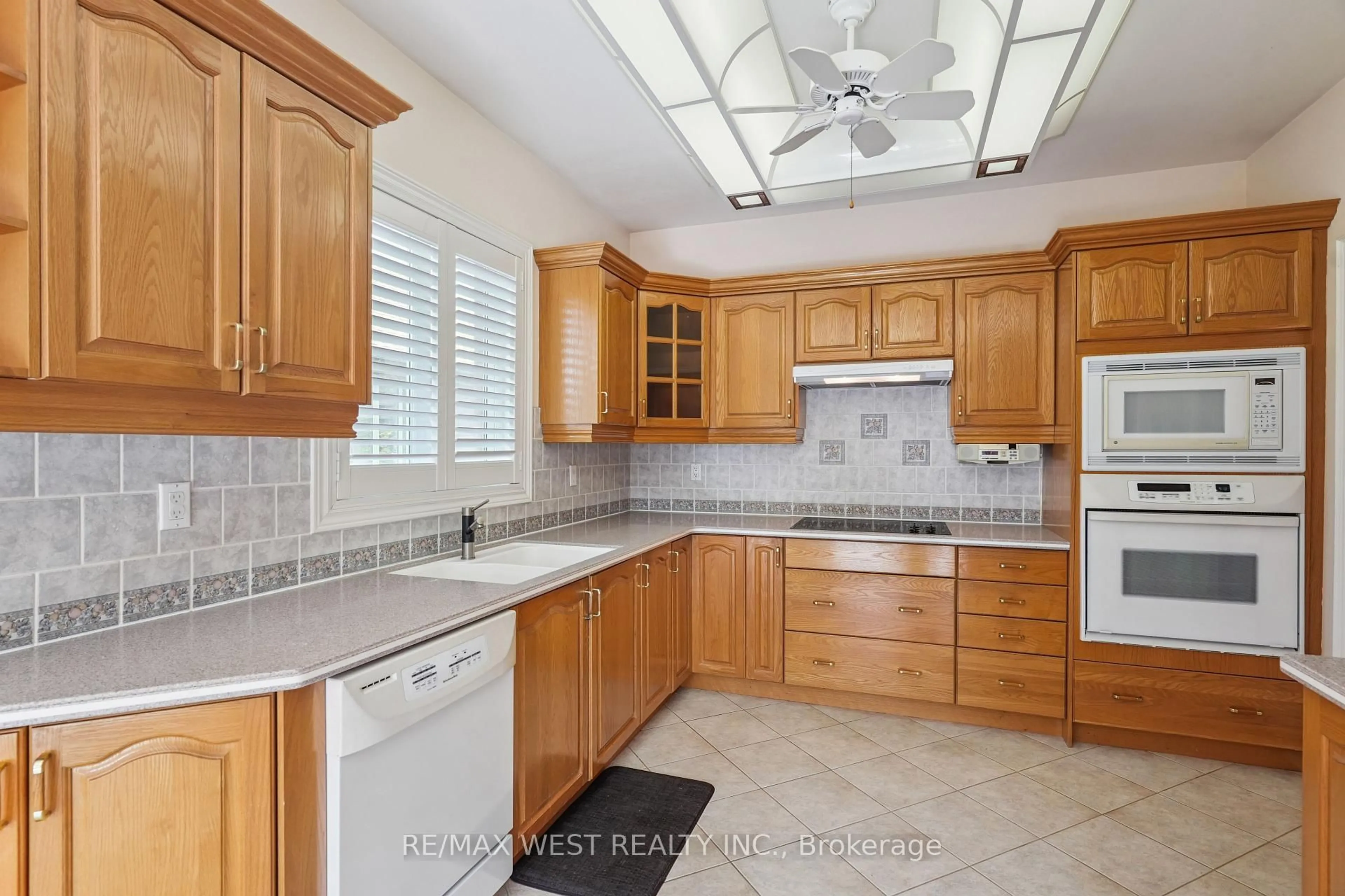 Standard kitchen, ceramic/tile floor for 42 Windrose Crt, Vaughan Ontario L4L 9G9