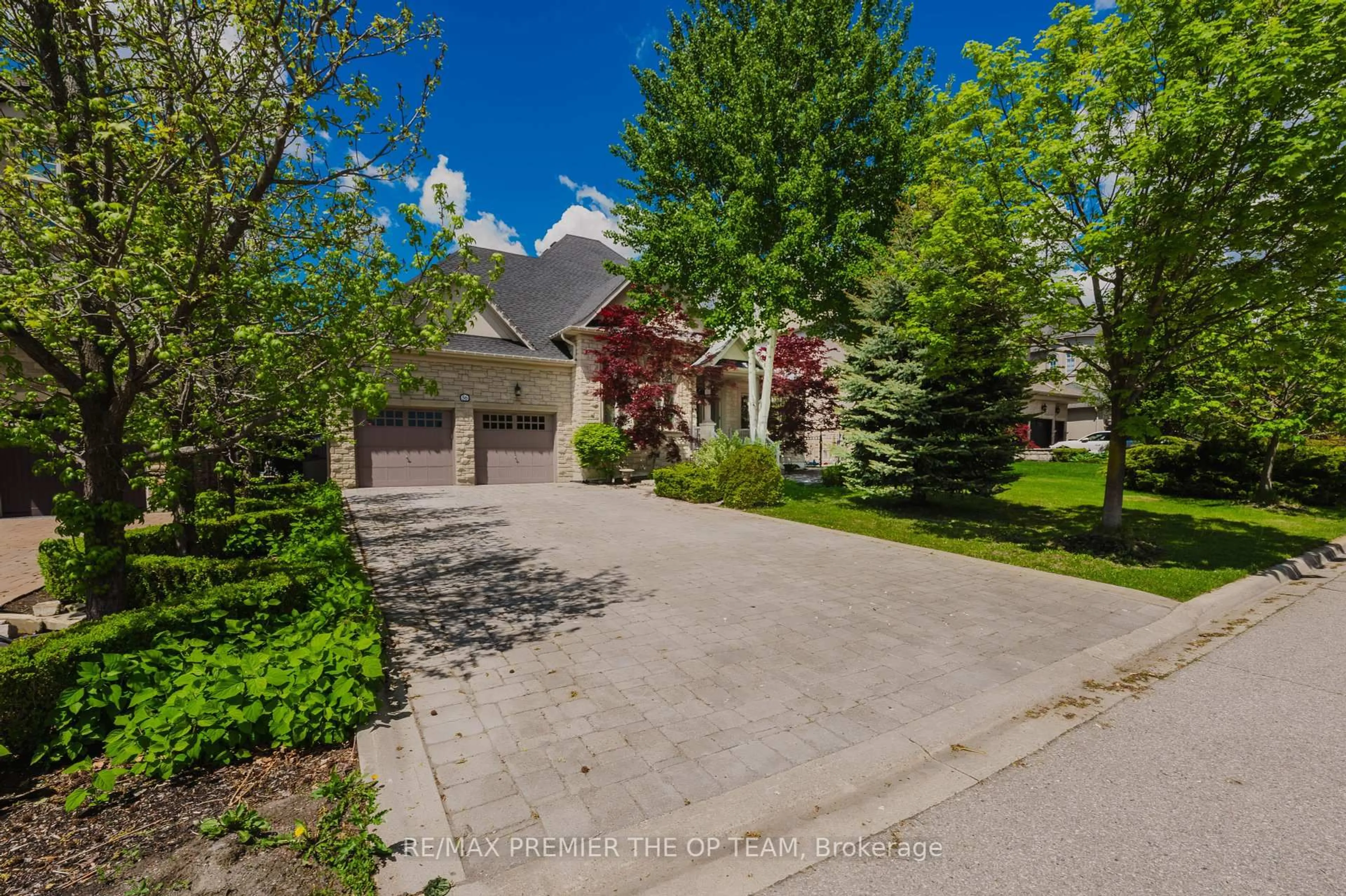 A pic from outside/outdoor area/front of a property/back of a property/a pic from drone, street for 56 Park Ridge Dr, Vaughan Ontario L0J 1C0